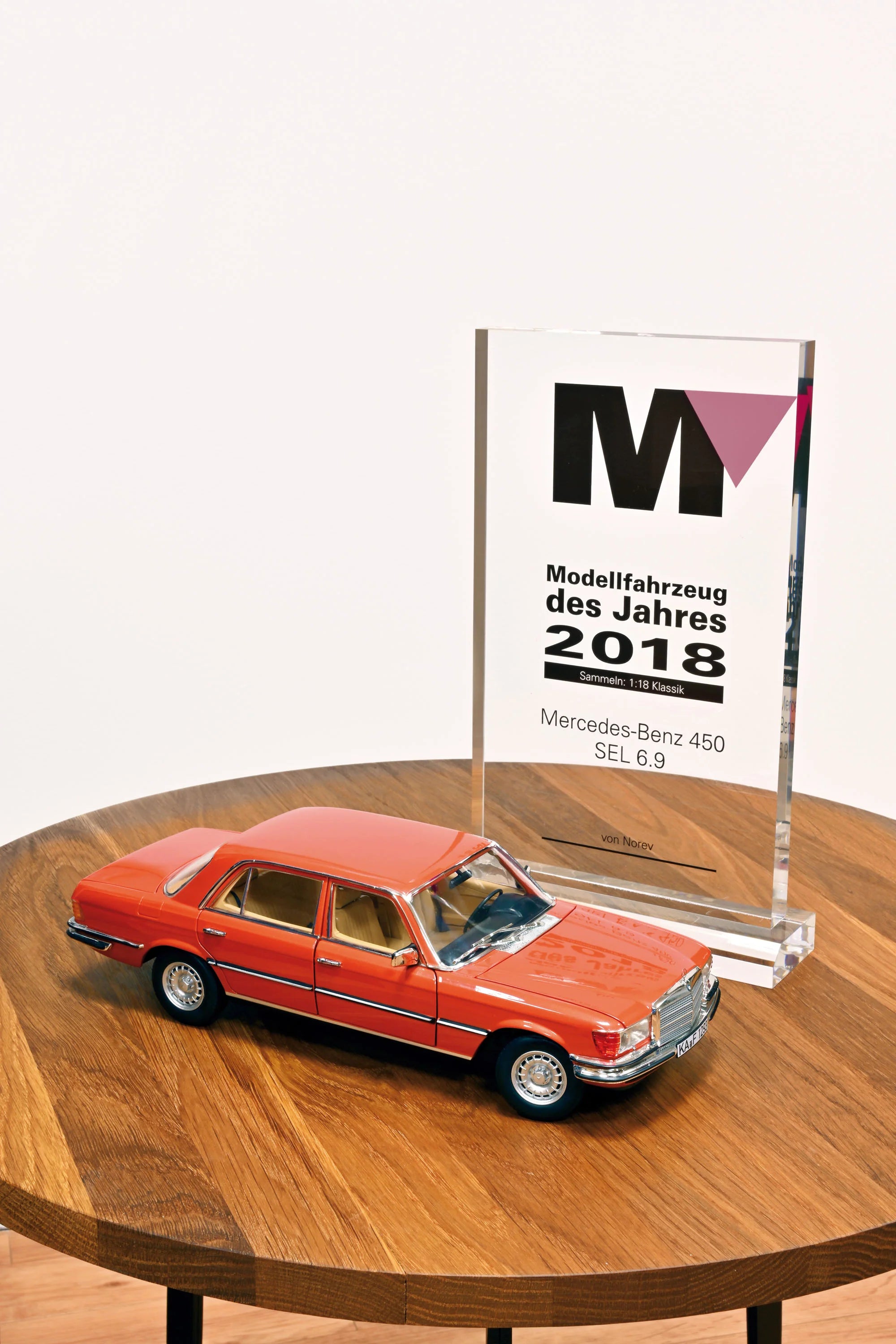 Mercedes-Benz 450 SEL 6.9 1976 Orange Inca métallisé 1/18