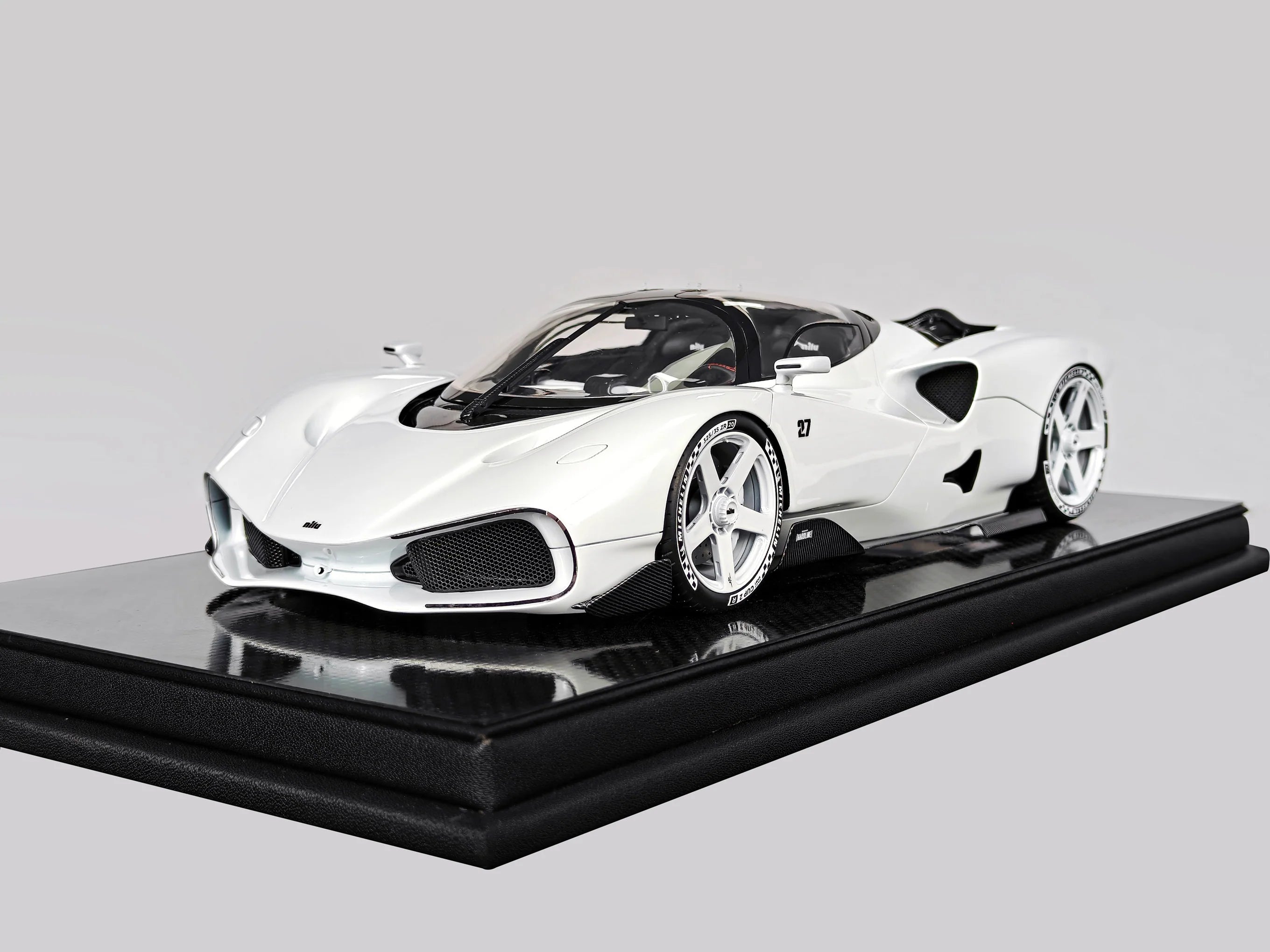 Pre-order FrontiArt Nilu27 White - Limited 500 pcs