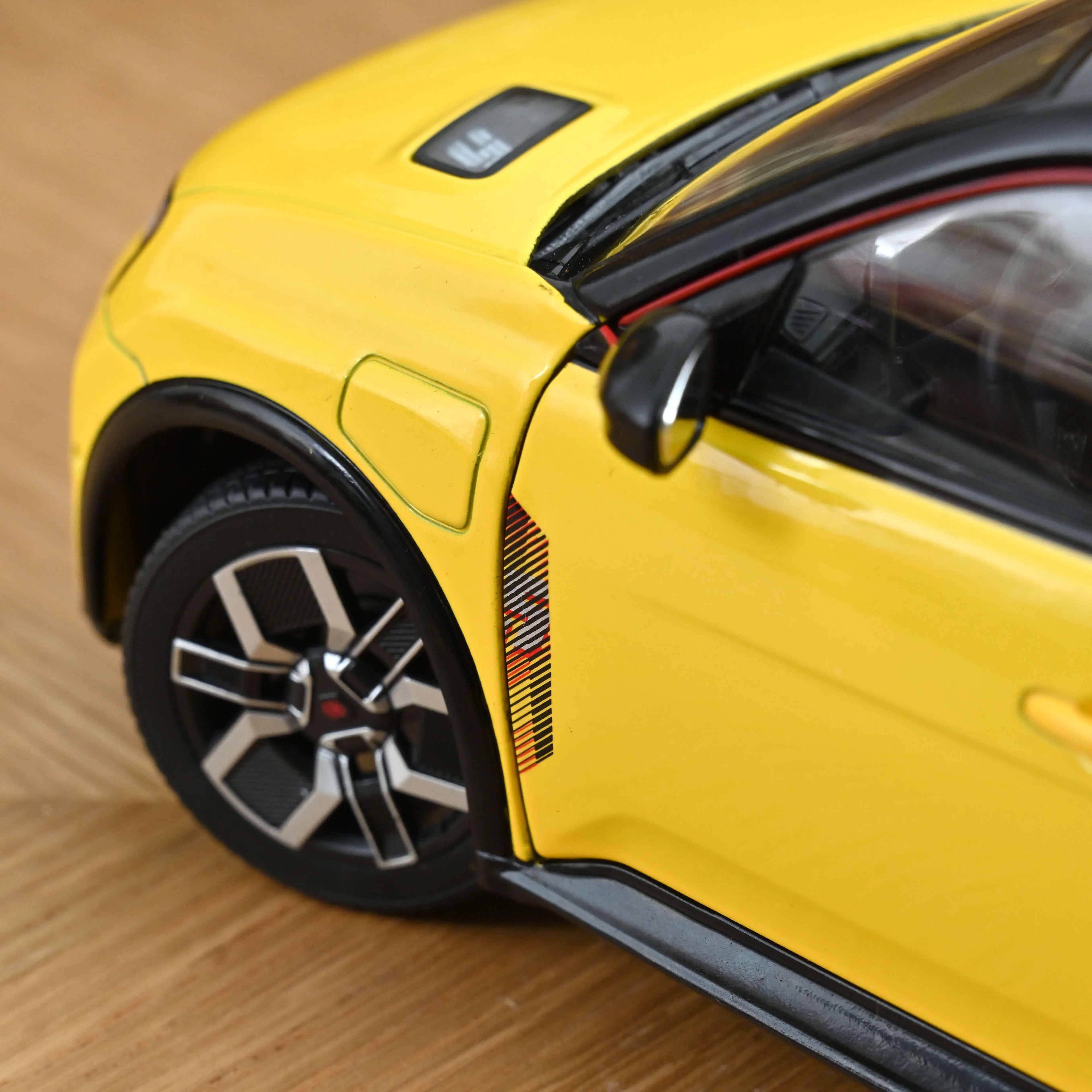 Renault 5 E-Tech 100% Electrique 2024 Pop Yellow & Black 1:18