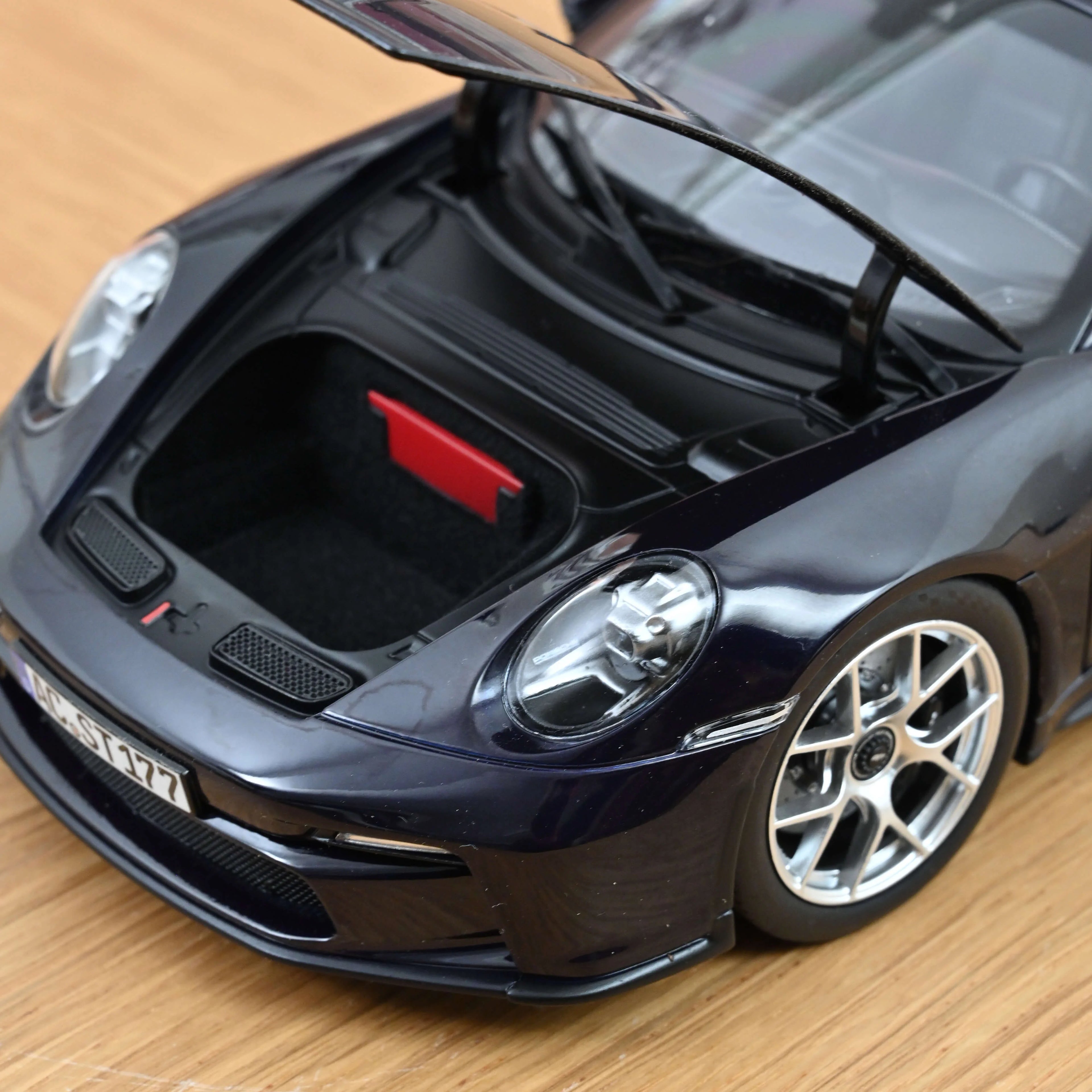 Porsche 911 S/T 2023 Violametallic 1:18 - 400pcs