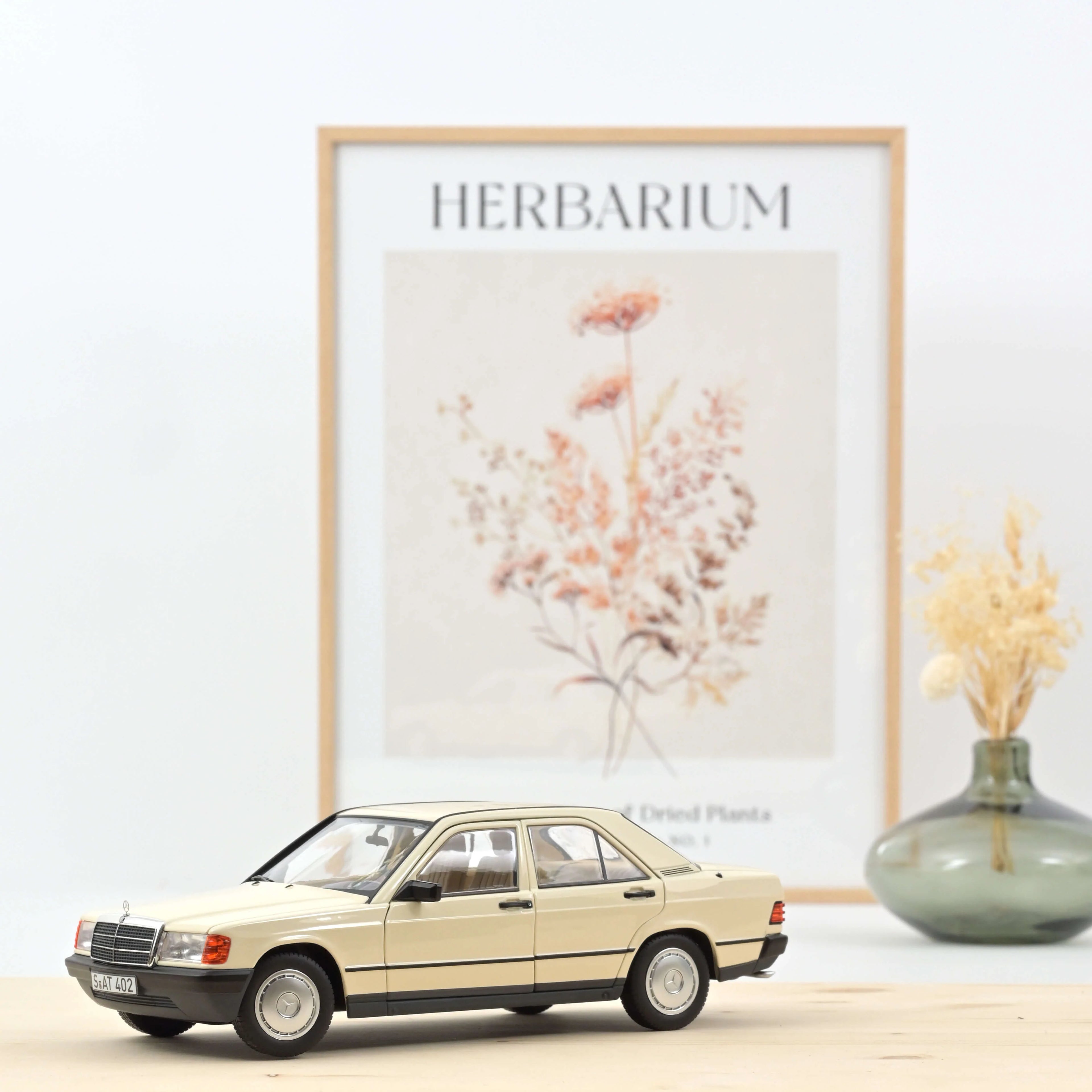 Mercedes-Benz 190 E 1984 Beige 1:18 - 200pcs