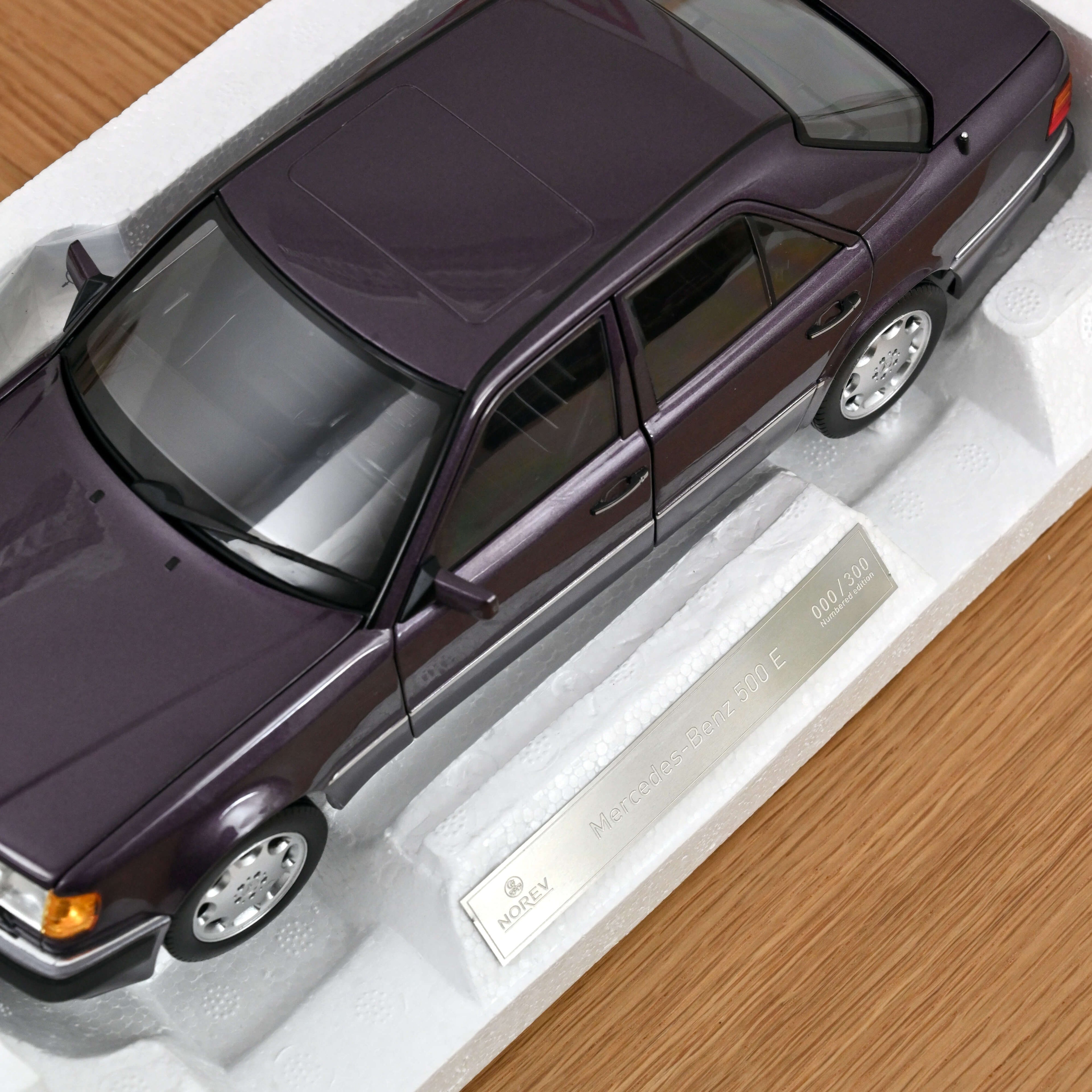 Mercedes-Benz 500 E 1990 Bornite met 1:18 - 300pcs