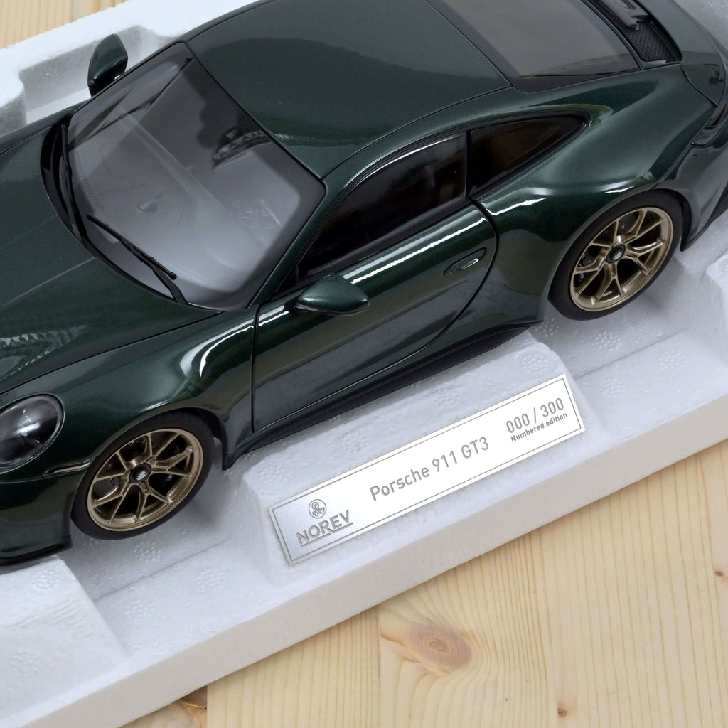 Porsche 911 GT3 Touring Paket 2021 Grün met 1:18 - 300 Stk