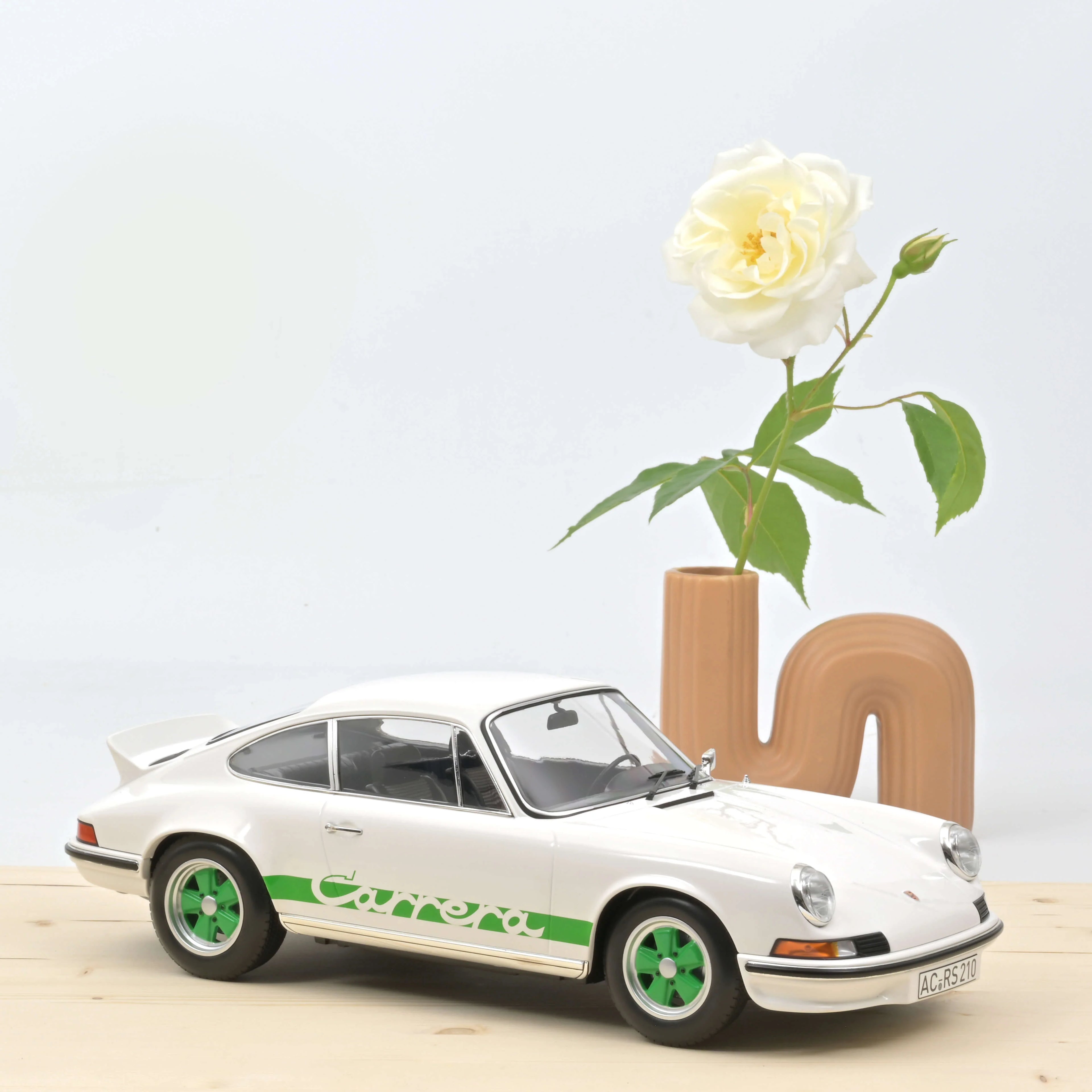 Porsche 911 Carrera RS 2.7 1973 White/Green 1:12
