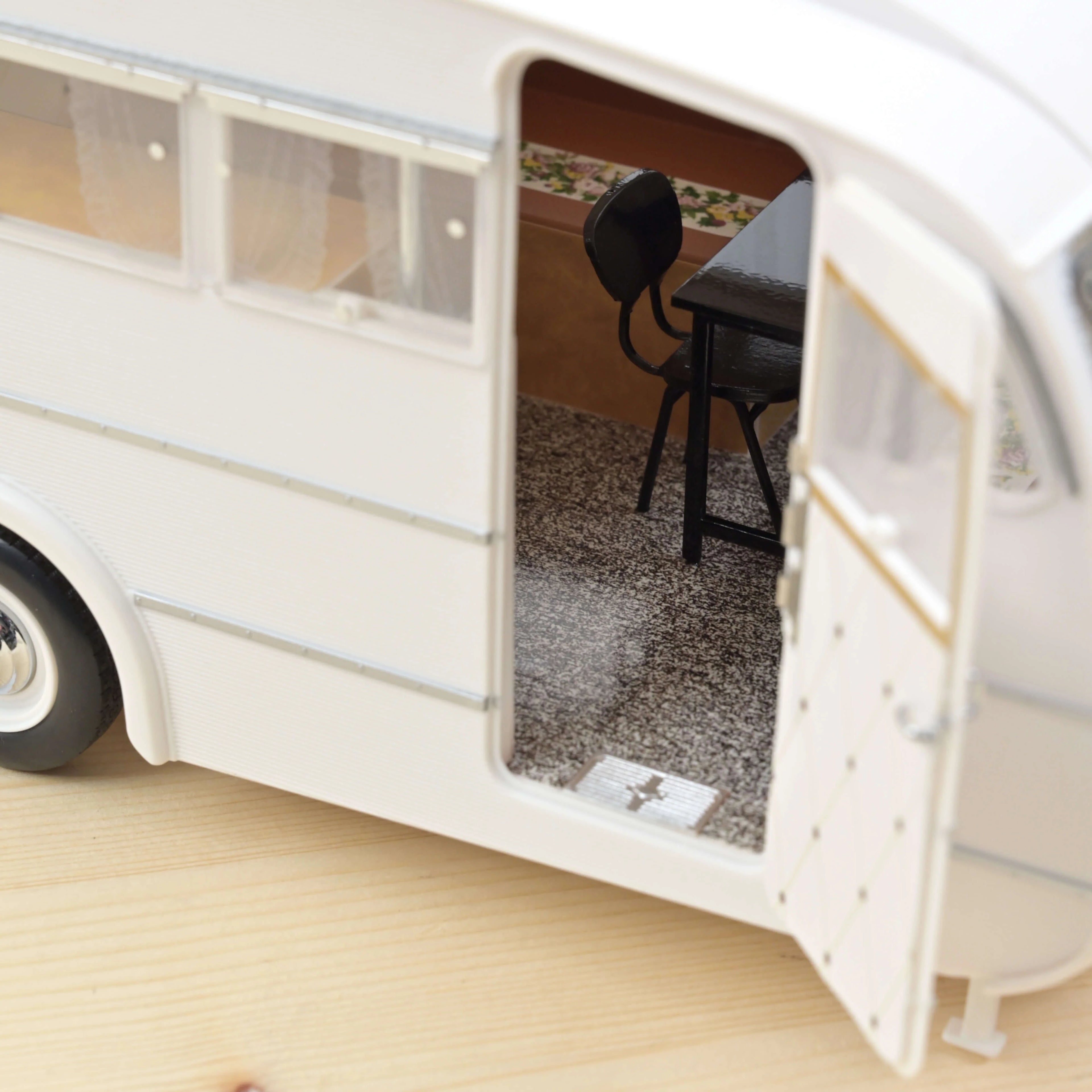 Peugeot 404 1965 Brun métallisé avec Caravane Hénon 1:18