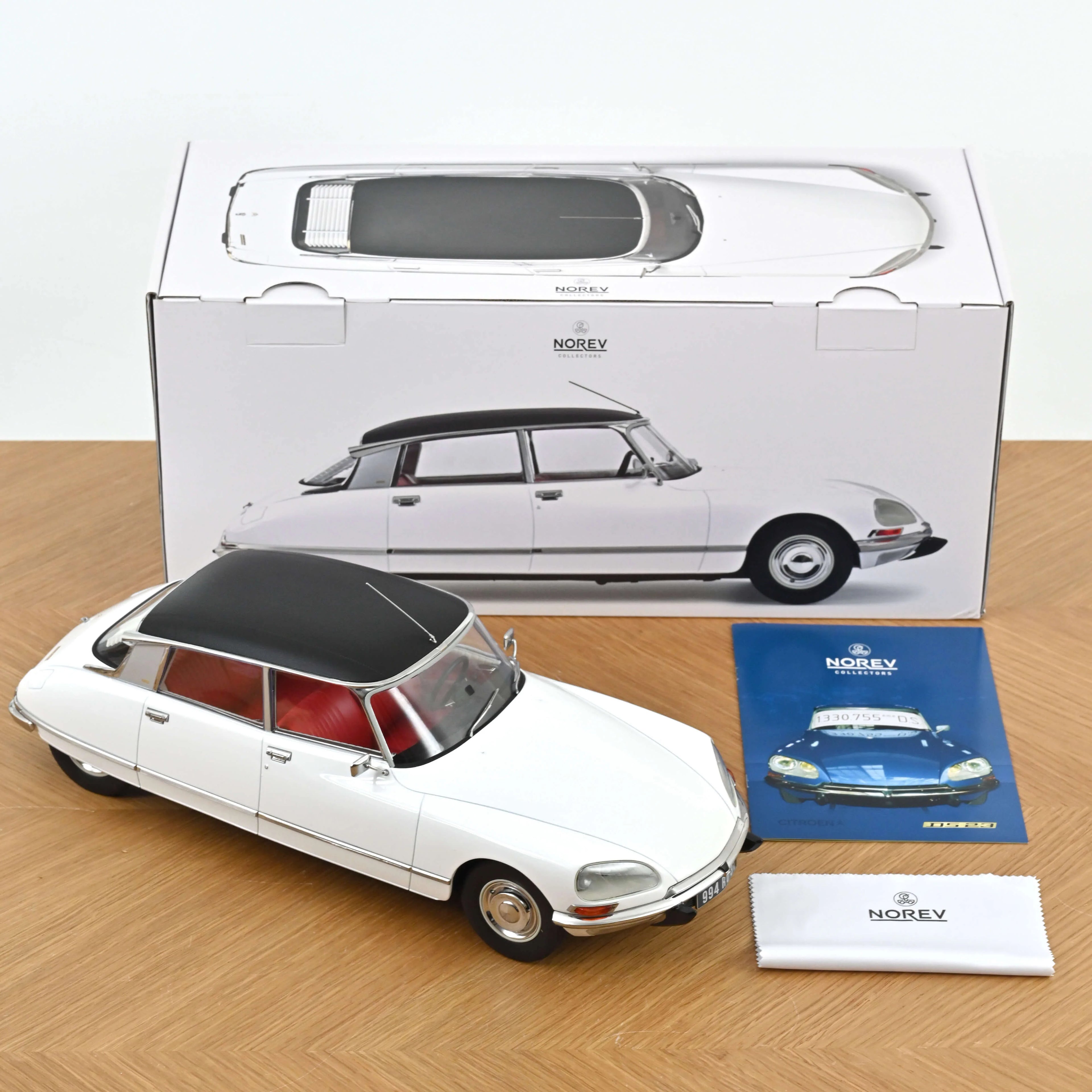Citroën DS 23 Pallas 1973 White & Black Vinyl roof 1:12 - 200pcs