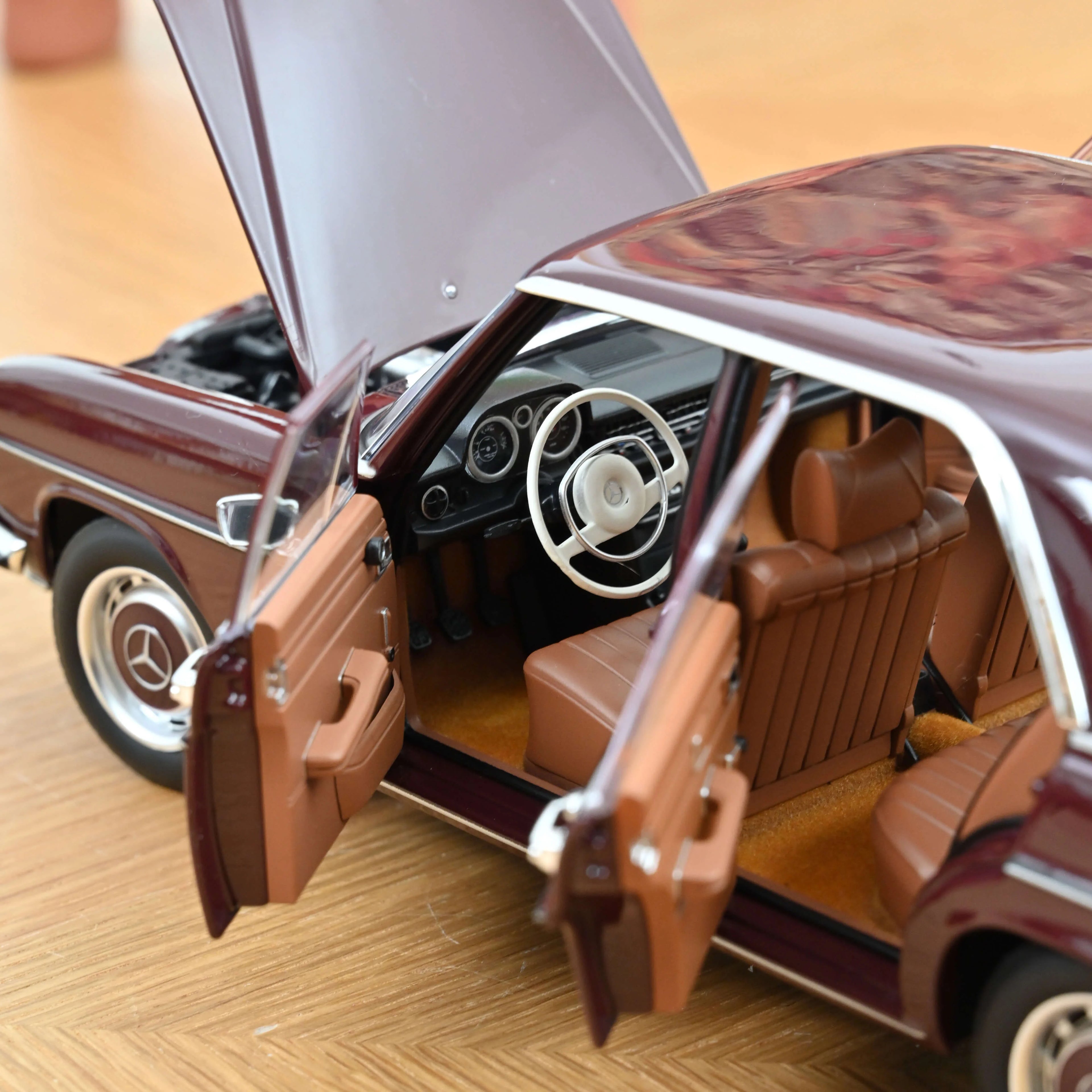 Mercedes-Benz 200 1968 Dark Red Brown 1:18