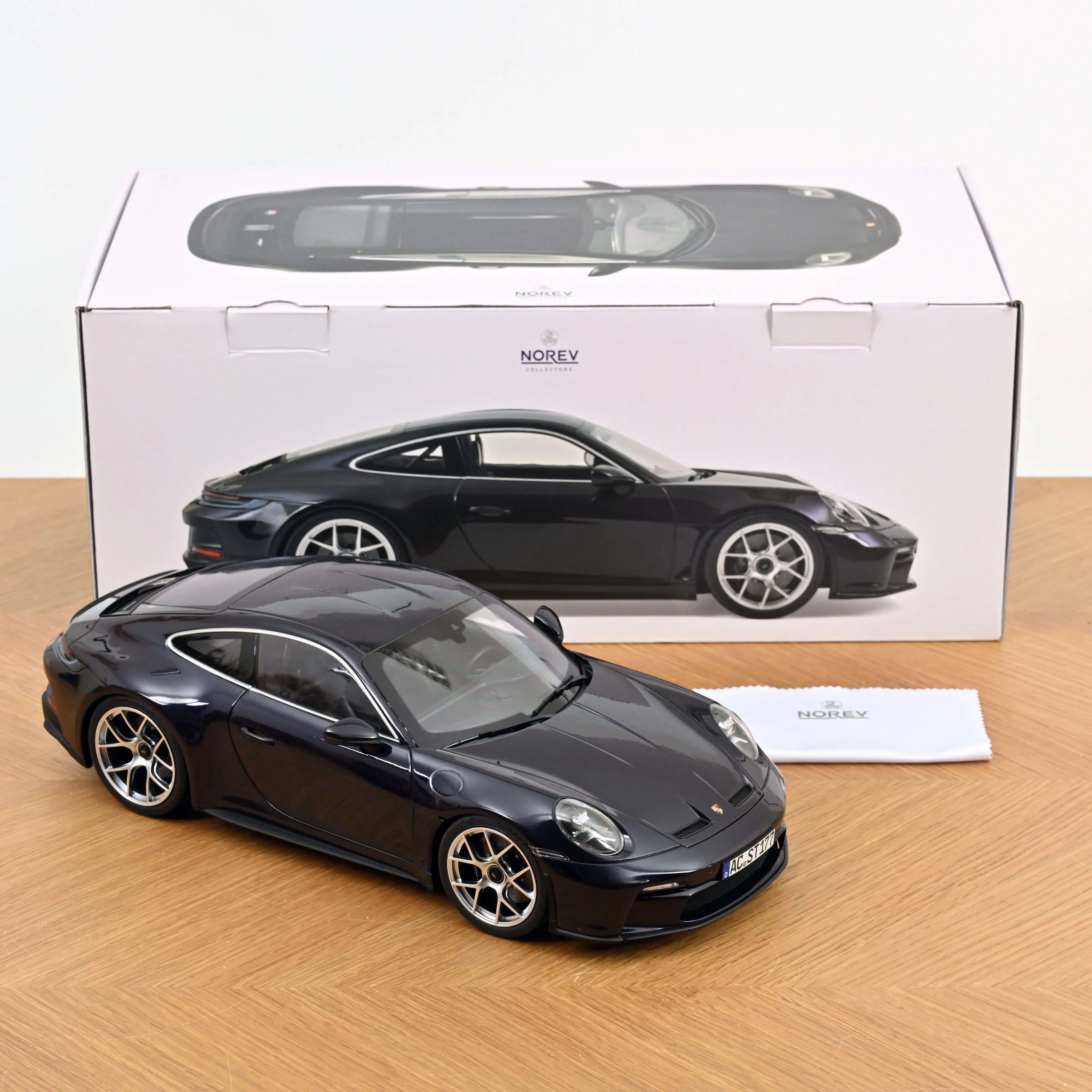 Porsche 911 S/T 2023 Violametallic 1:12 - 300 pcs