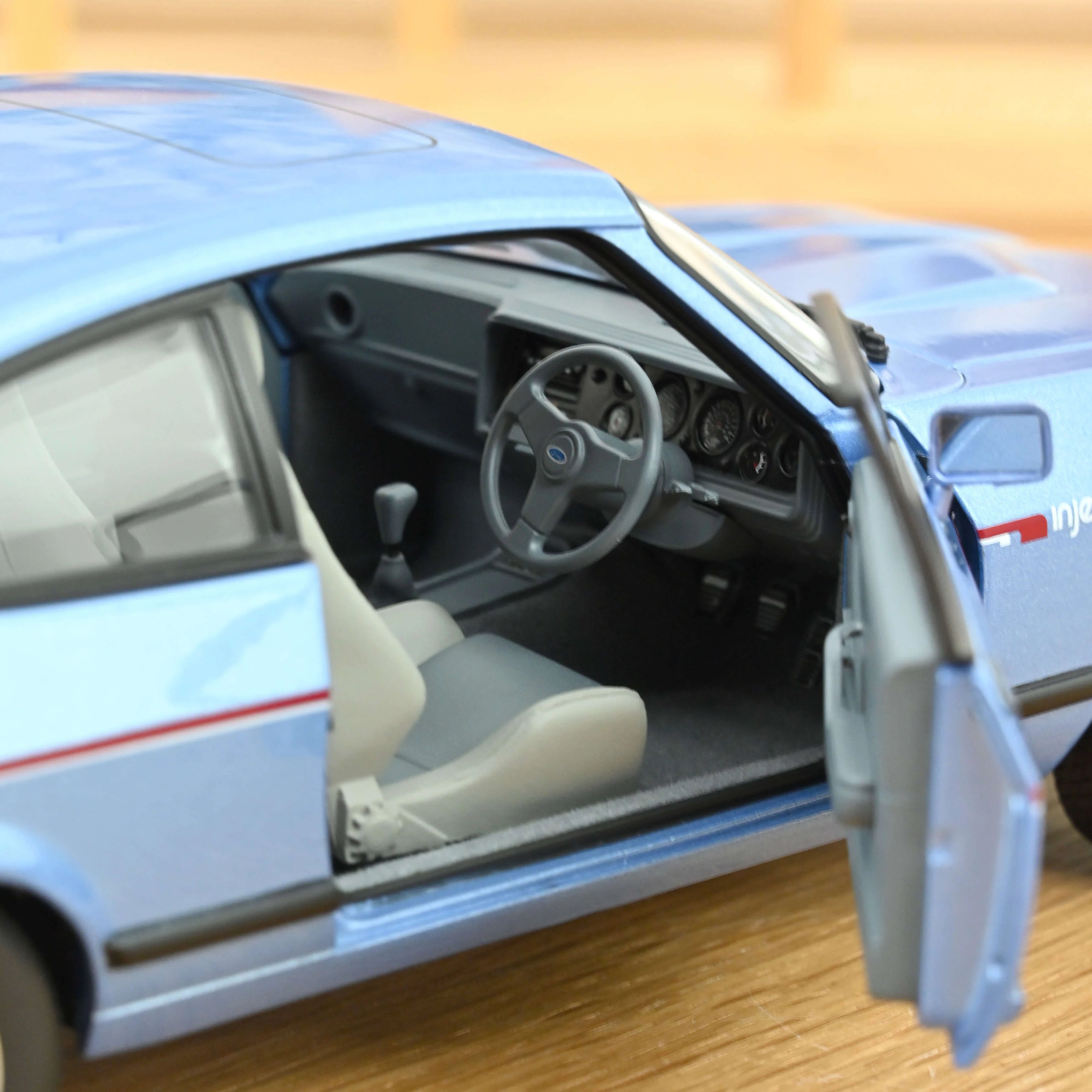Ford Capri Mk.III 2.8 Injection Rechtslenker 1984 Paris Blue Metallic 1:18
