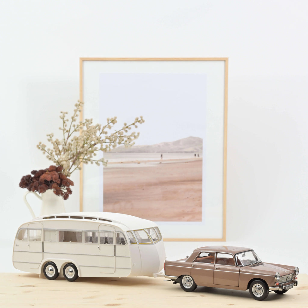 Peugeot 404 1965 Brun métallisé avec Caravane Hénon 1:18