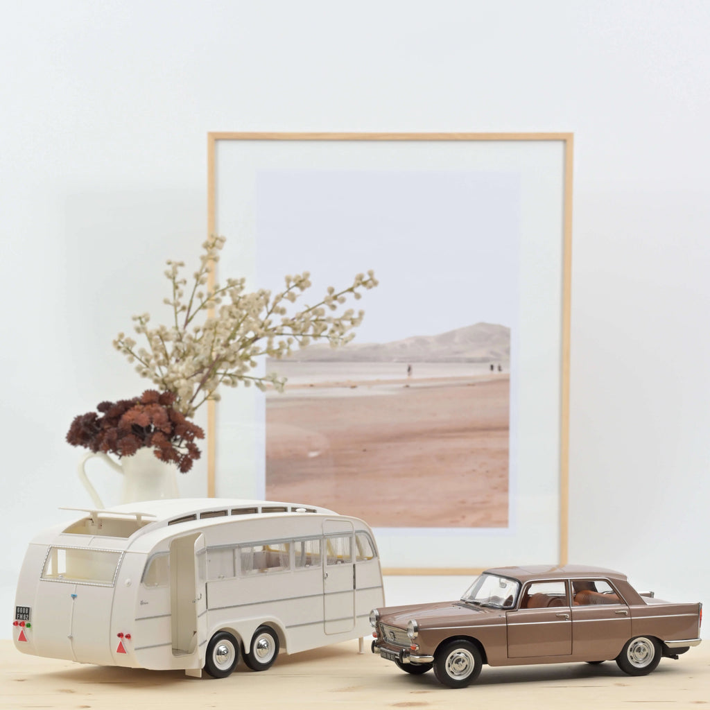 Peugeot 404 1965 Brun métallisé avec Caravane Hénon 1:18