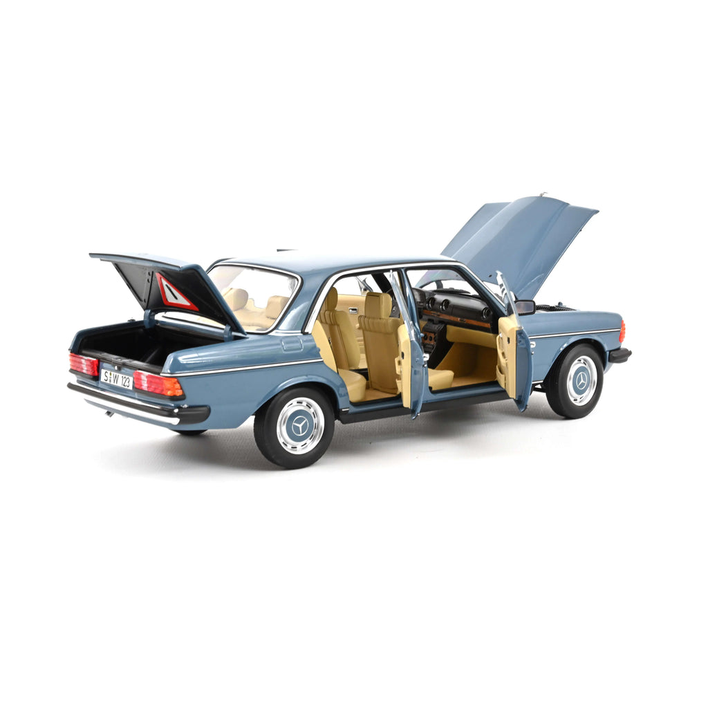 Mercedes-Benz 200 1982 Bleu Chine 1:18