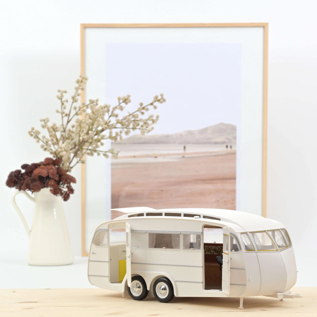 Peugeot 404 1965 Brun métallisé avec Caravane Hénon 1:18