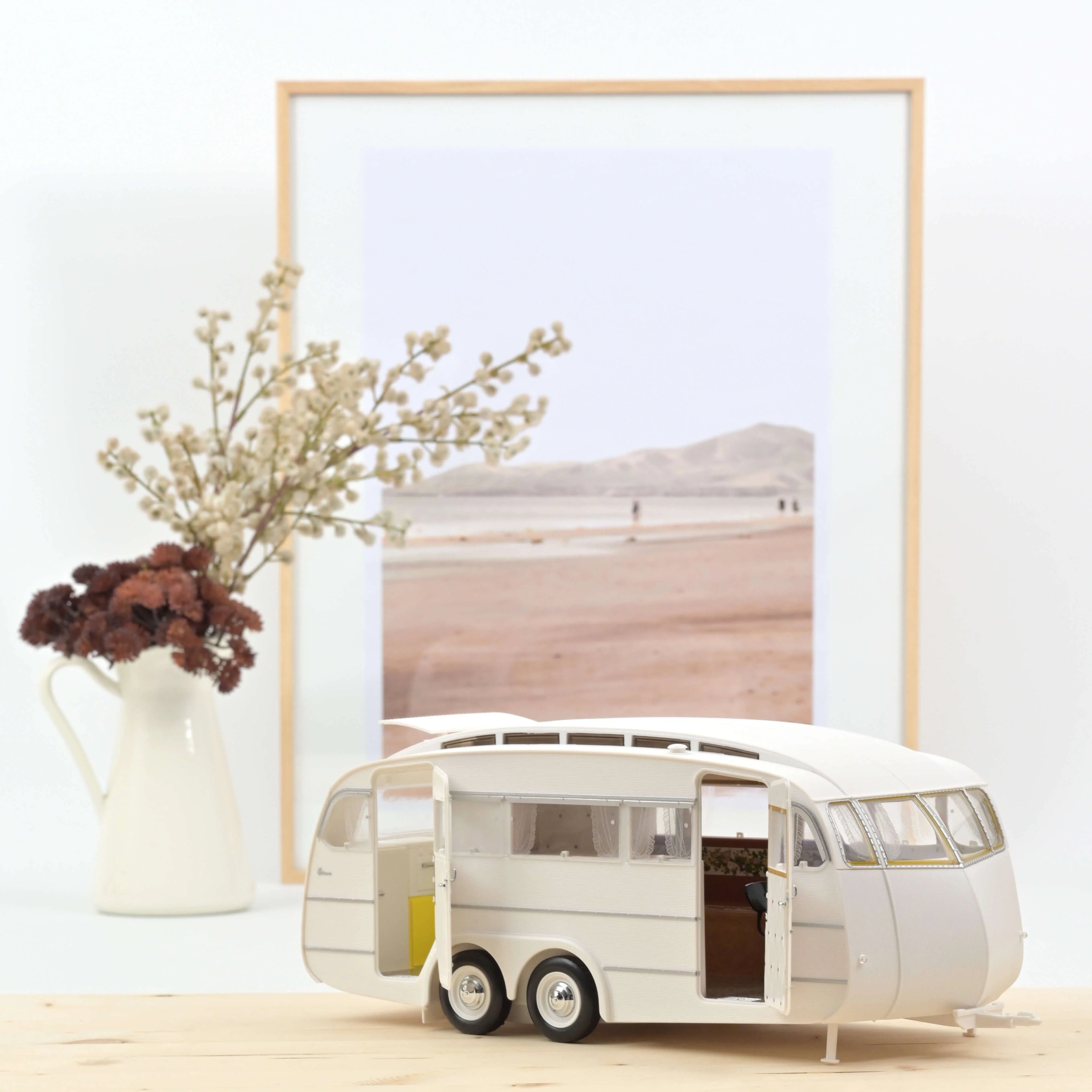 Peugeot 404 1965 Brun métallisé avec Caravane Hénon 1:18