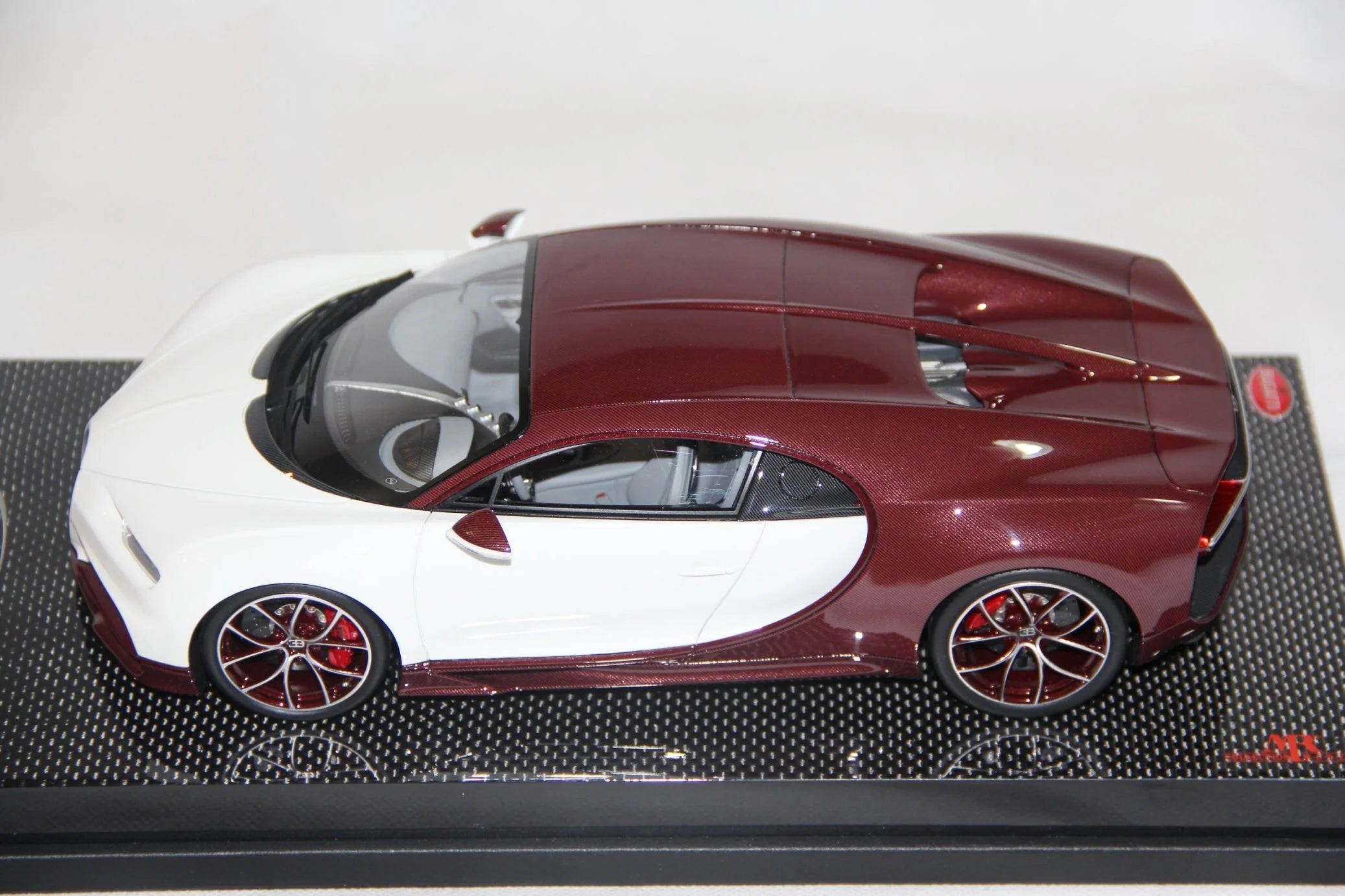 MR Bugatti Chiron (Brown Carbon or Red Carbon) - Limited 149 pcs