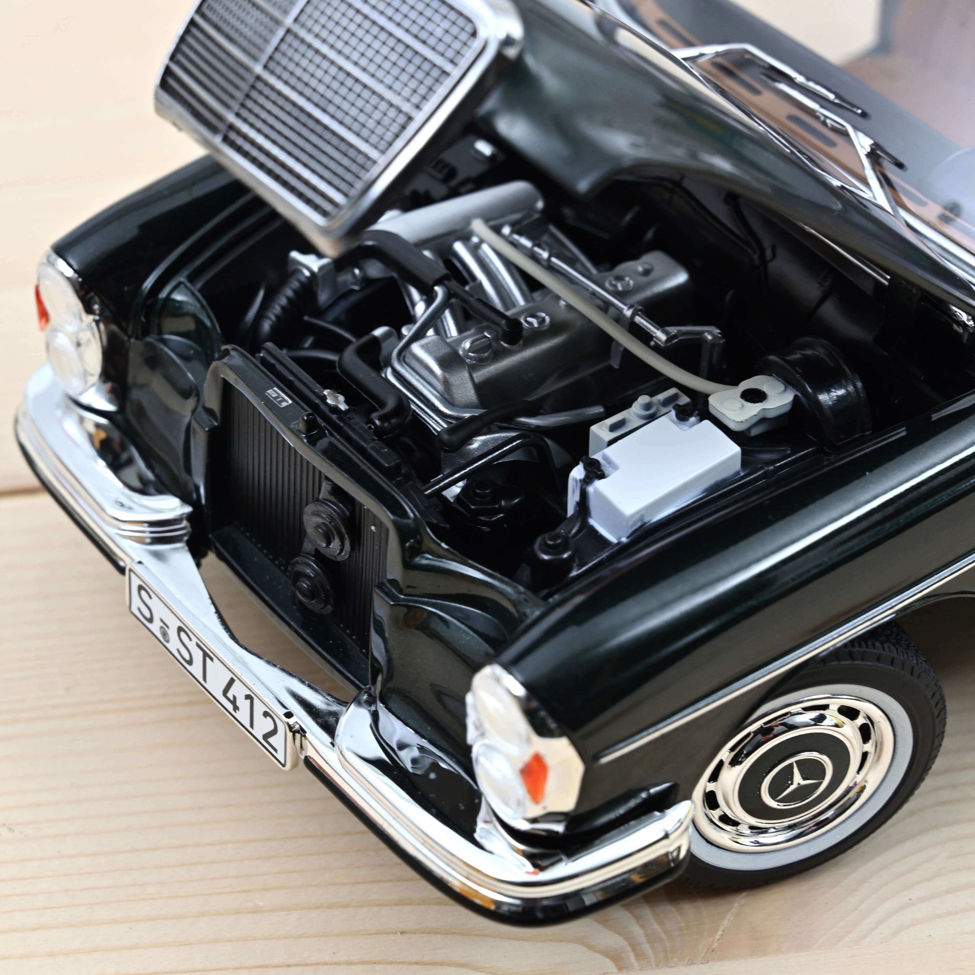 Mercedes-Benz 280 SE 1968 Pine Green metallic 1:18