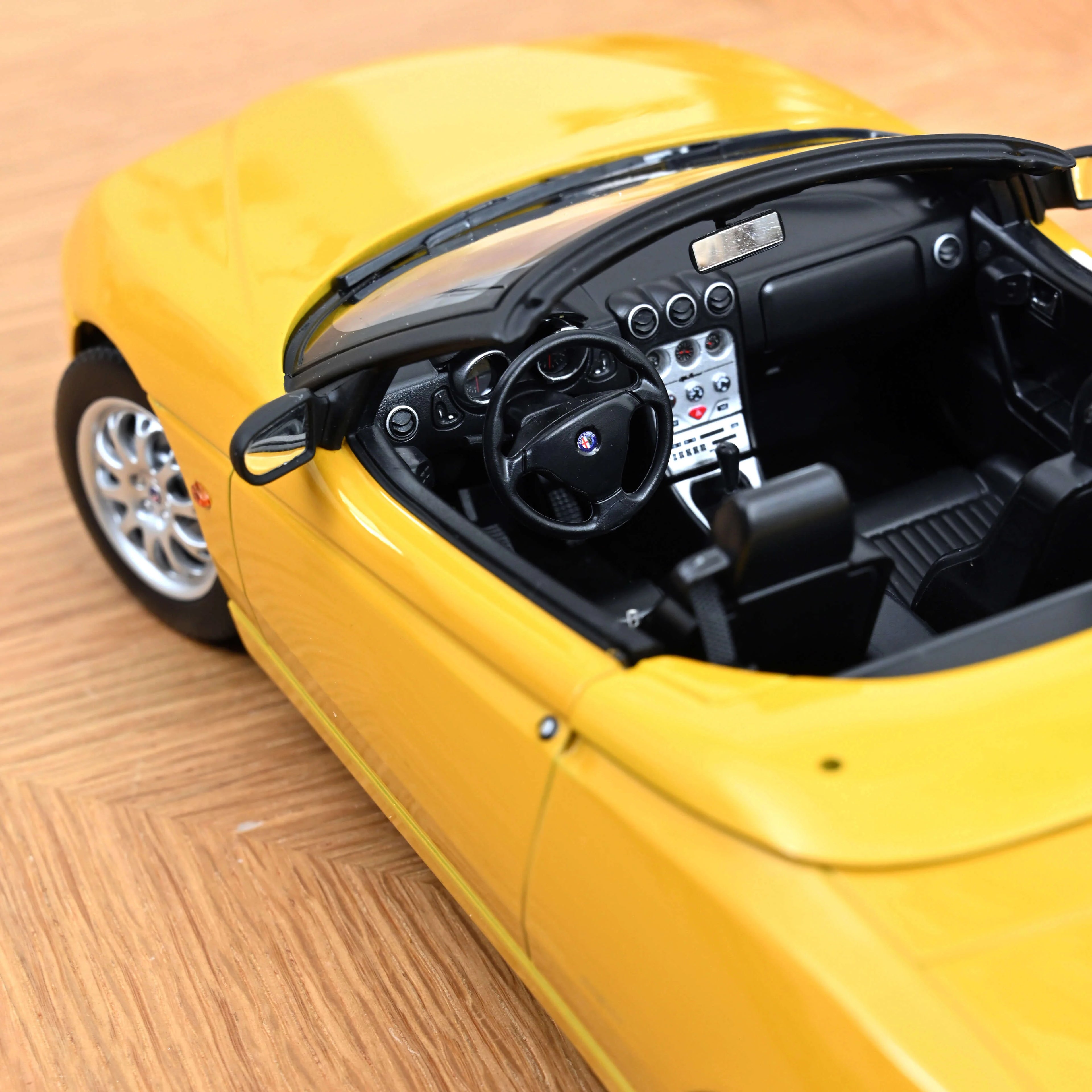 Alfa Romeo Spider 1999 Zoe Yellow metallic 1:18 - 150pcs