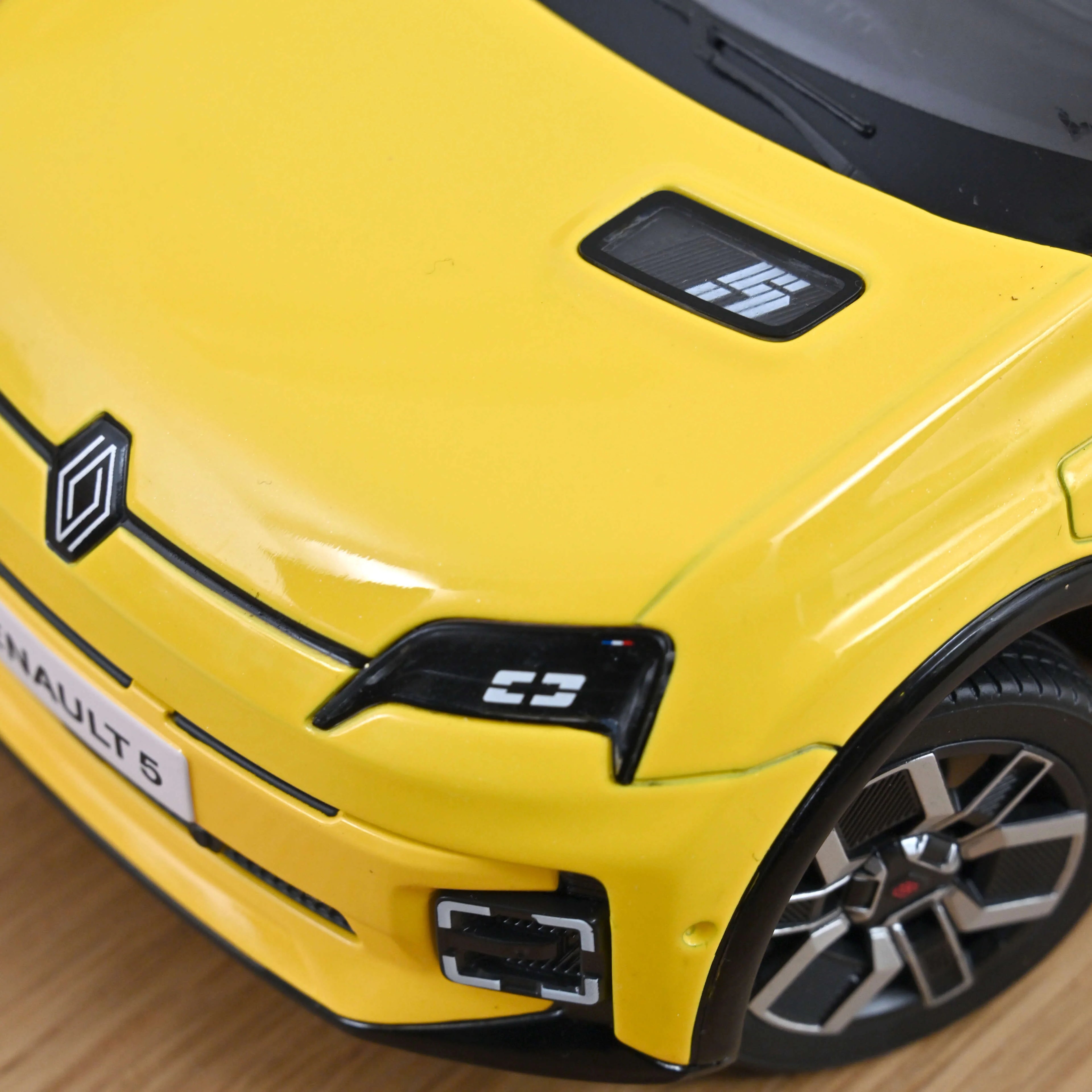 Renault 5 E-Tech 100% Electrique 2024 Pop Yellow & Black 1:18