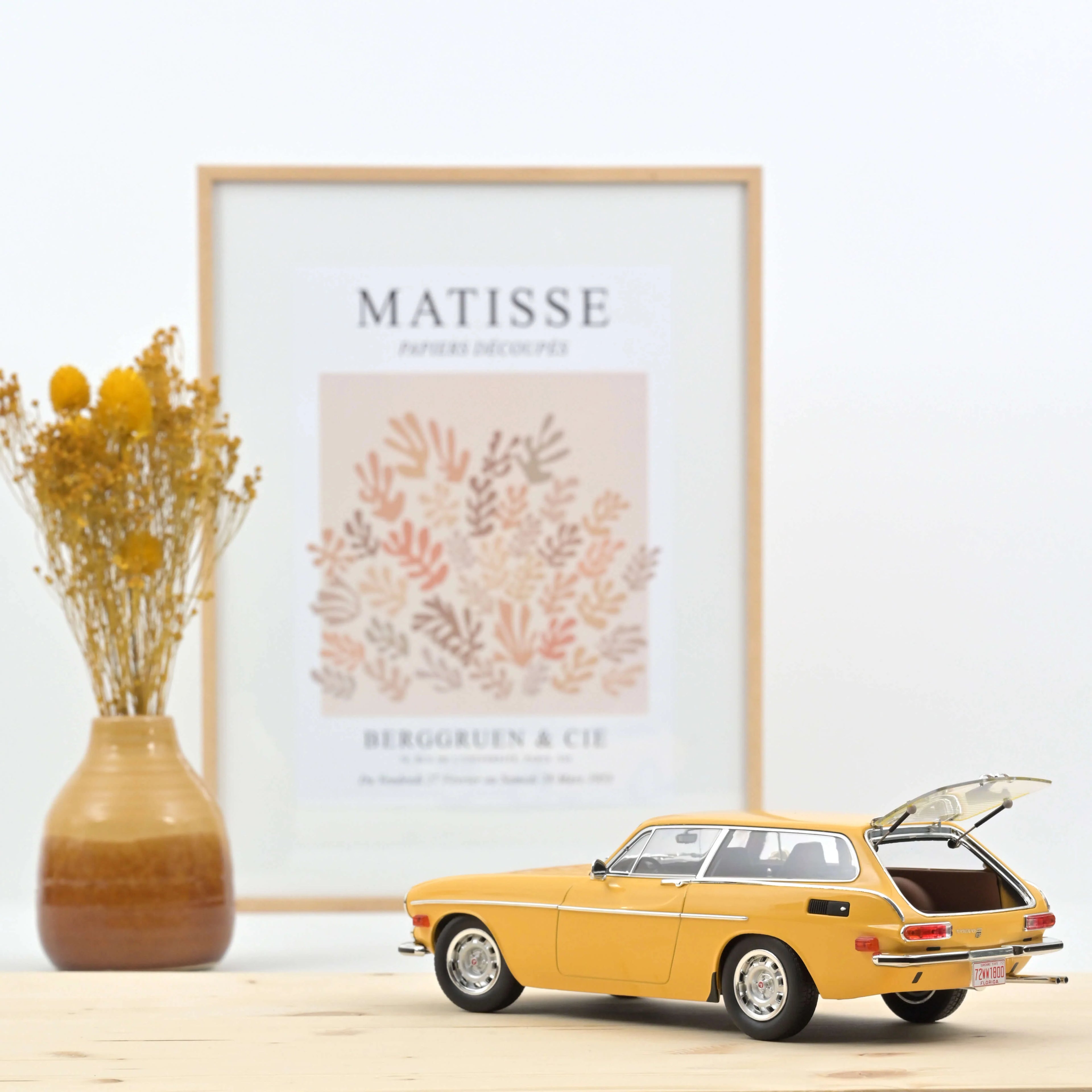 Volvo 1800 ES (US version) 1972 SunYellow 1:18 - 400pcs