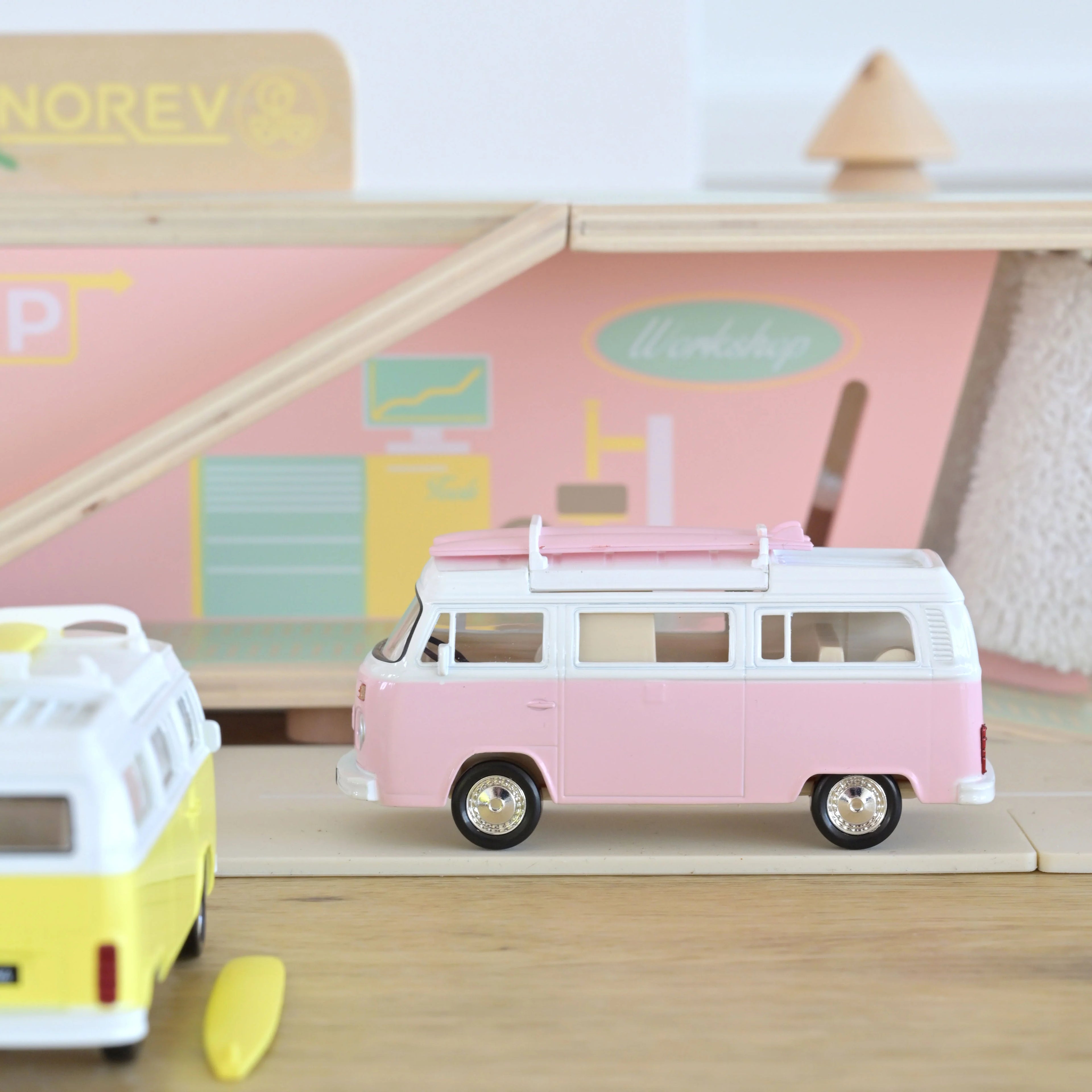 VW Combi T2b Camping-car 1973 Rose Jet-car 1:43