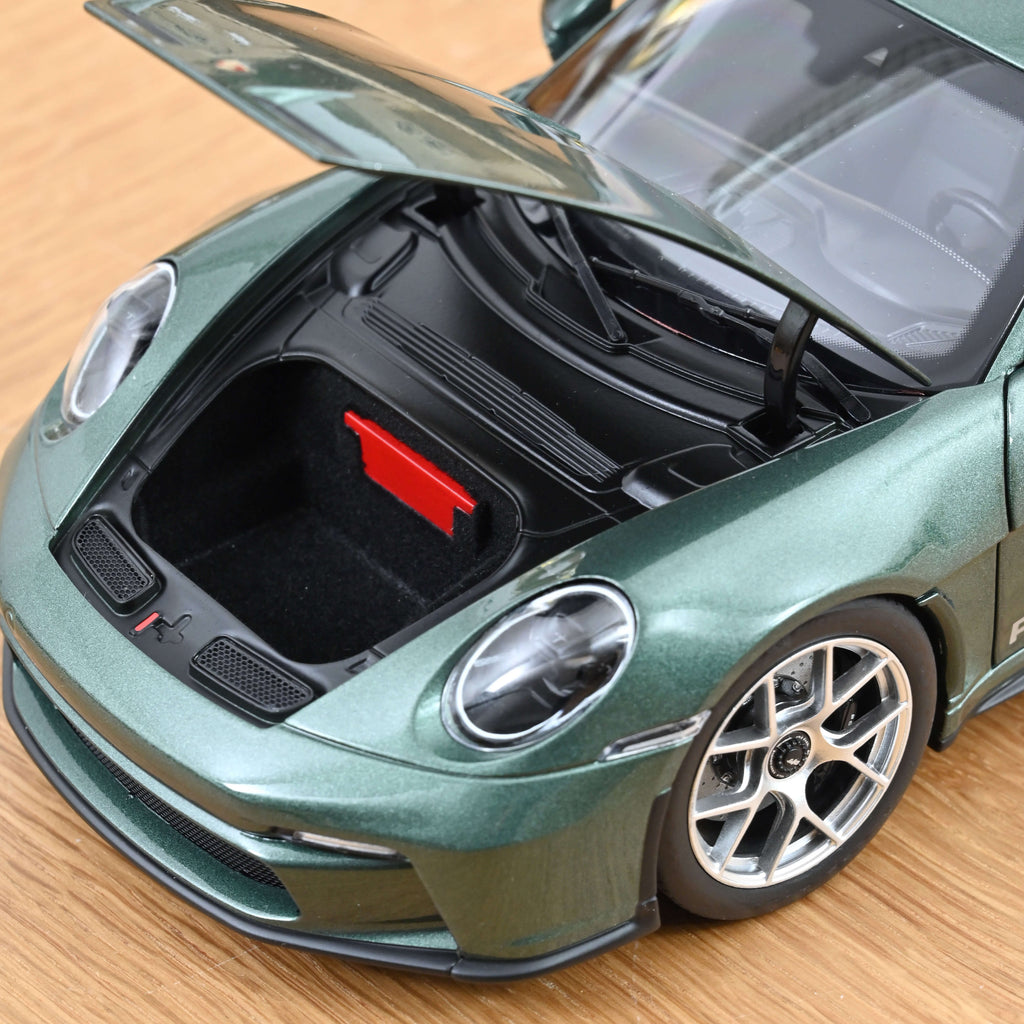 Porsche 911 S/T 2023 Malachite green metallic 1:18