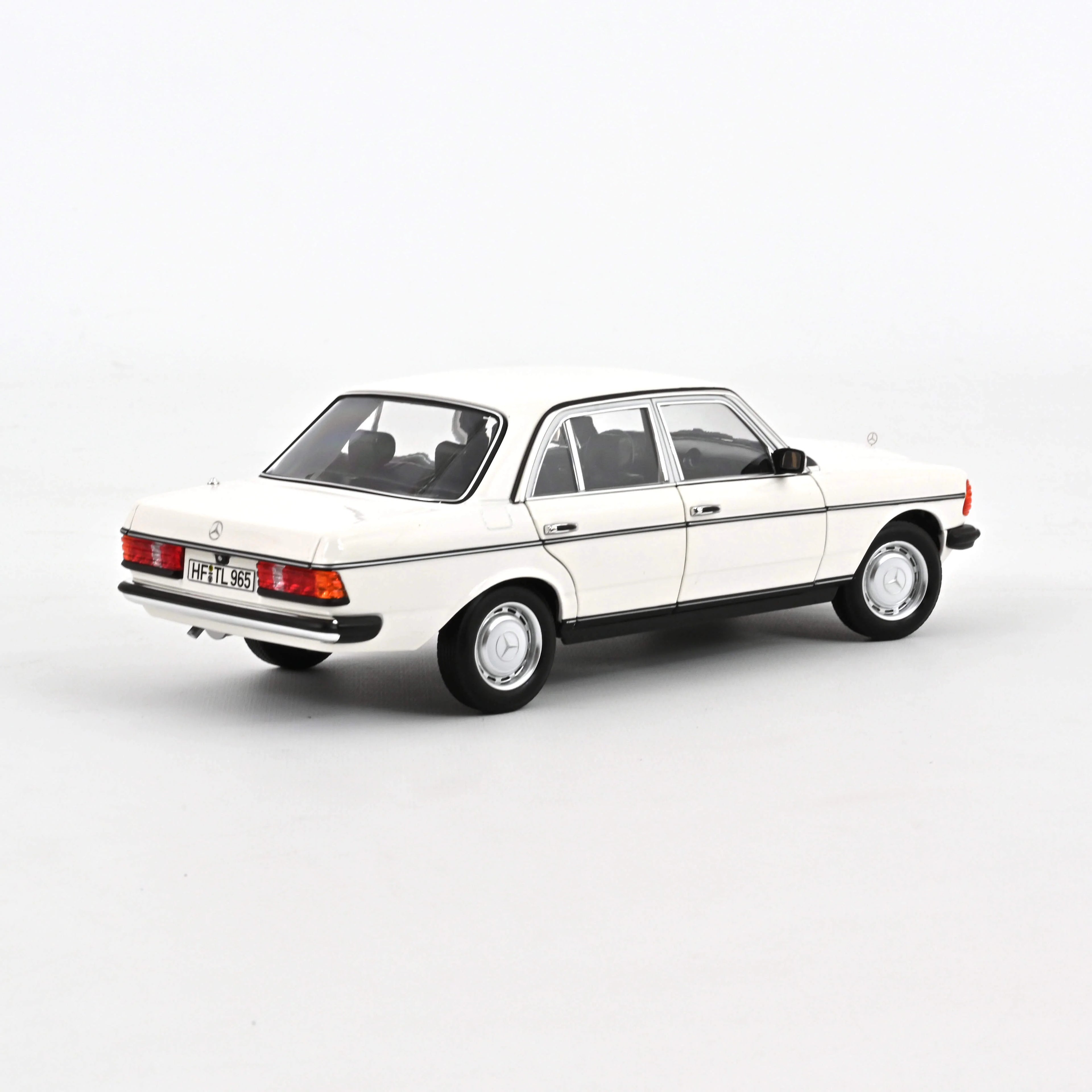 Mercedes-Benz 200 1982 White 1:18