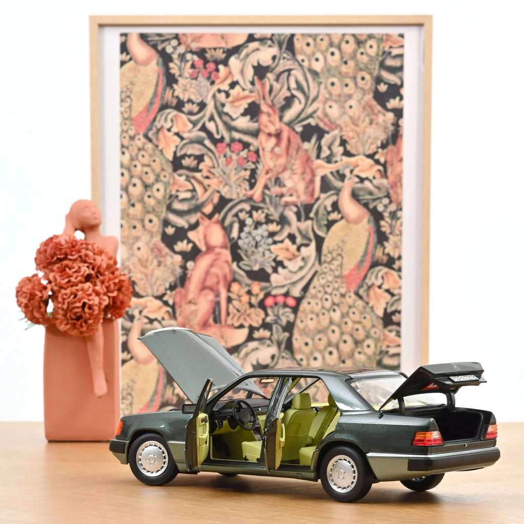 Mercedes-Benz 230 E 1990 Night Green metallic 1:18