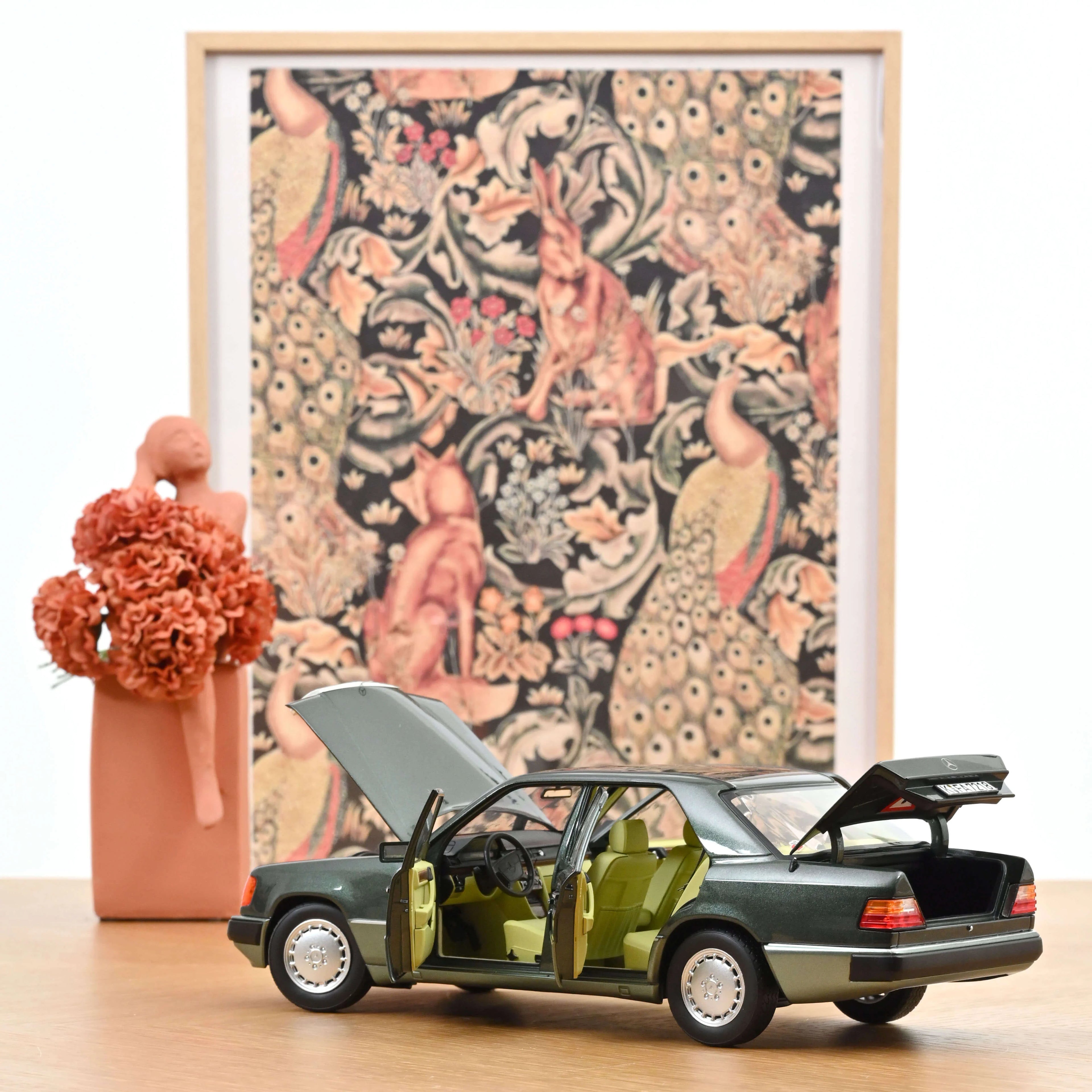 Mercedes-Benz 230 E 1990 Night Green metallic 1:18
