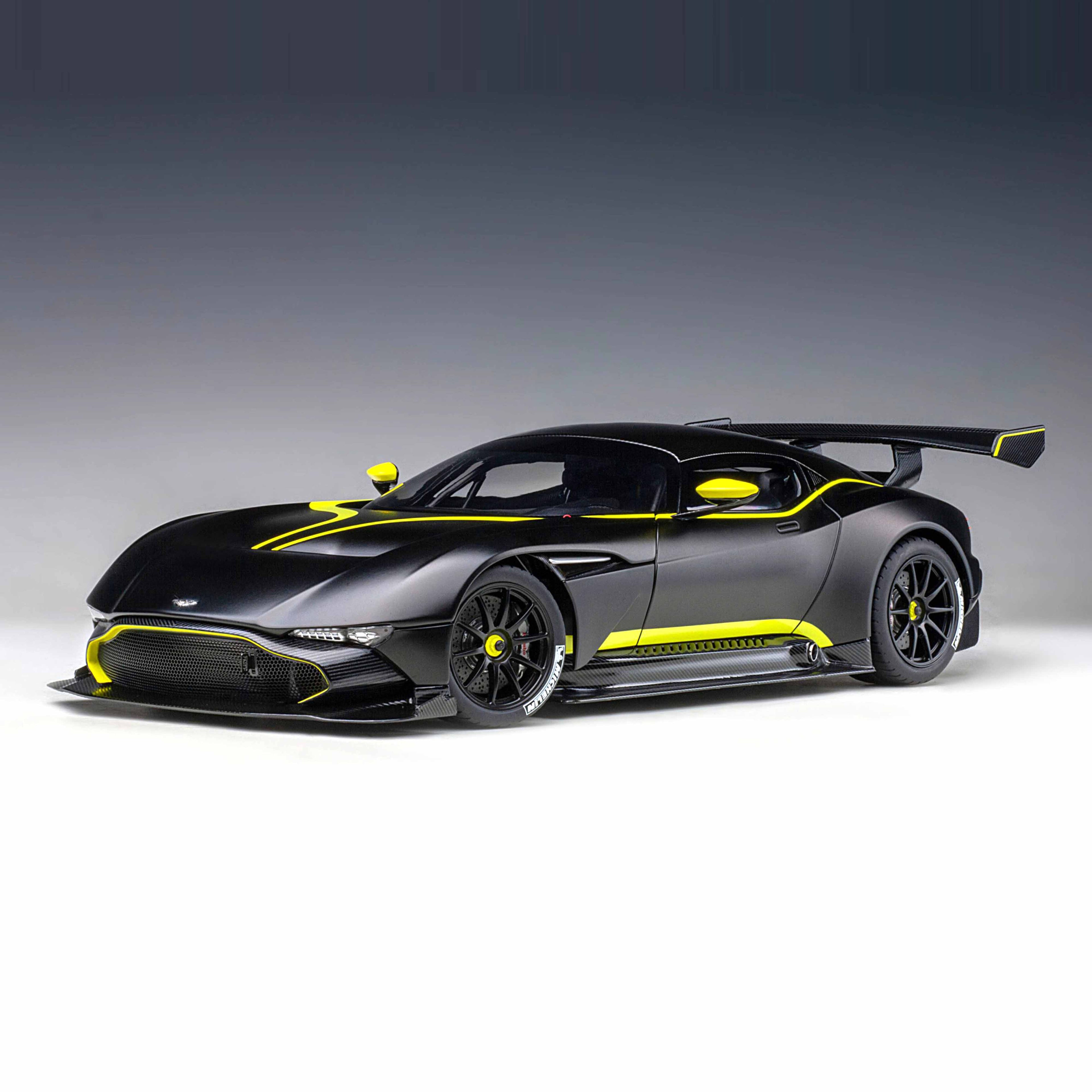 Aston Martin Vulcan Mat Black 1:18