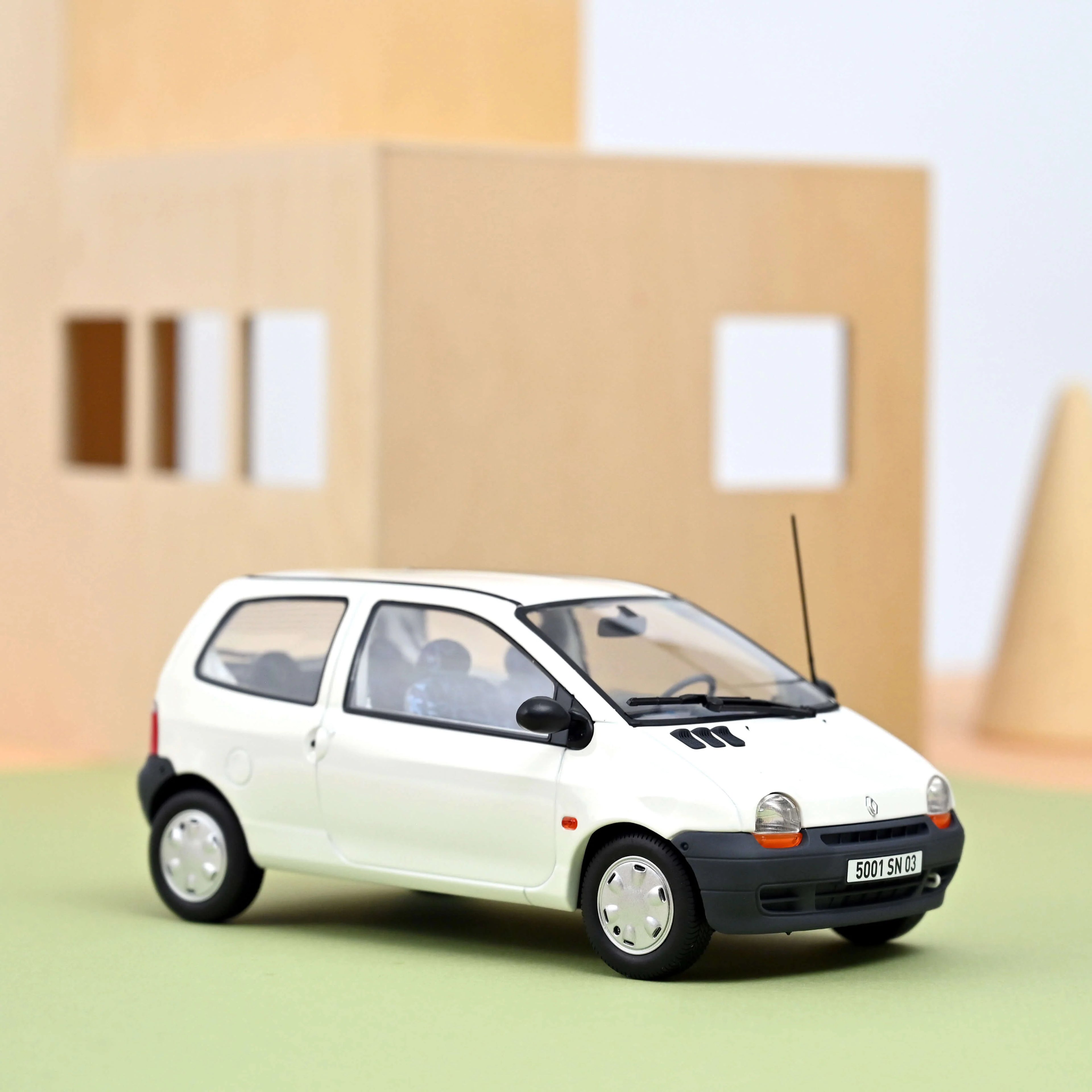Renault Twingo 1995 Glacier White 1:18 - 100 Stk.