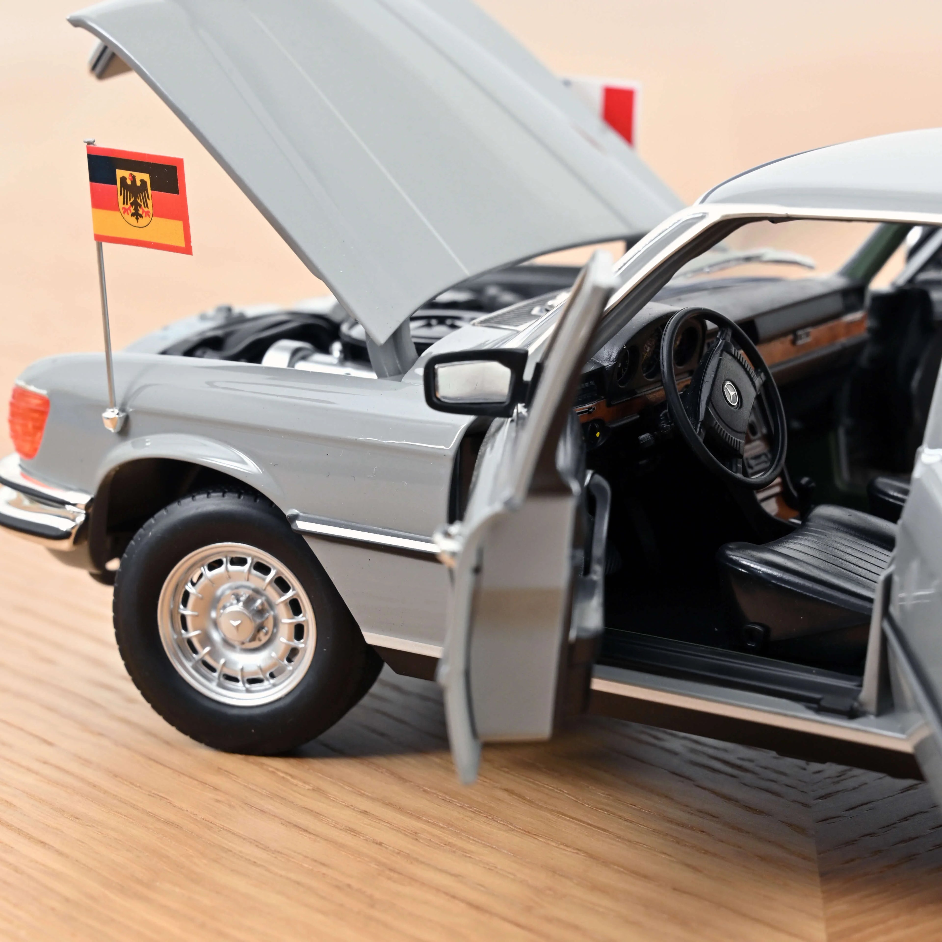 Mercedes-Benz 350 SEL 1976 Helmut Schmidt 1:18 - 300pcs