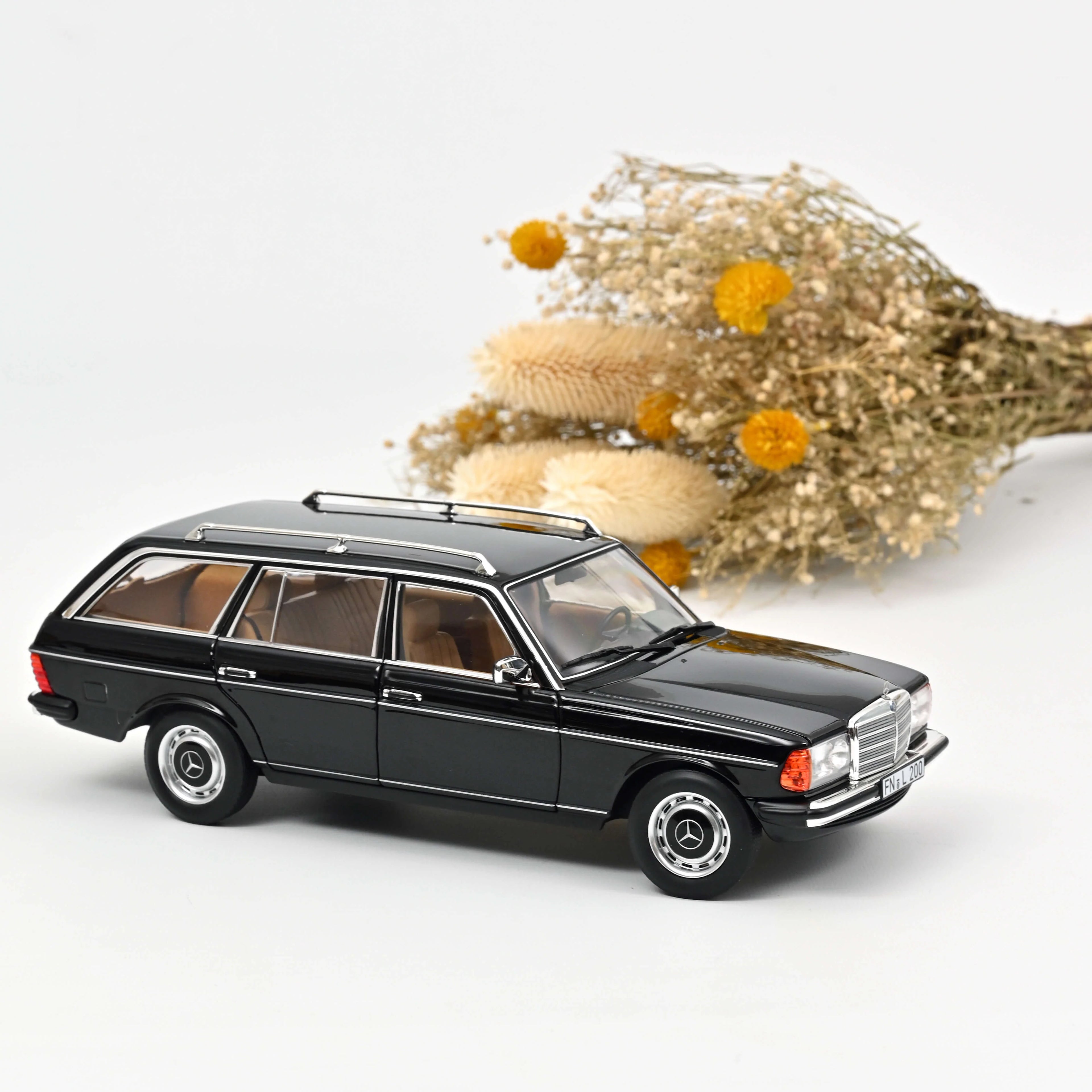 Mercedes-Benz 200 T 1982 Black 1:18