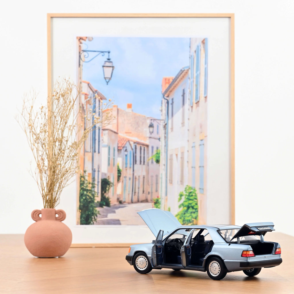 Mercedes-Benz 230 E 1990 Light Blue metallic 1:18