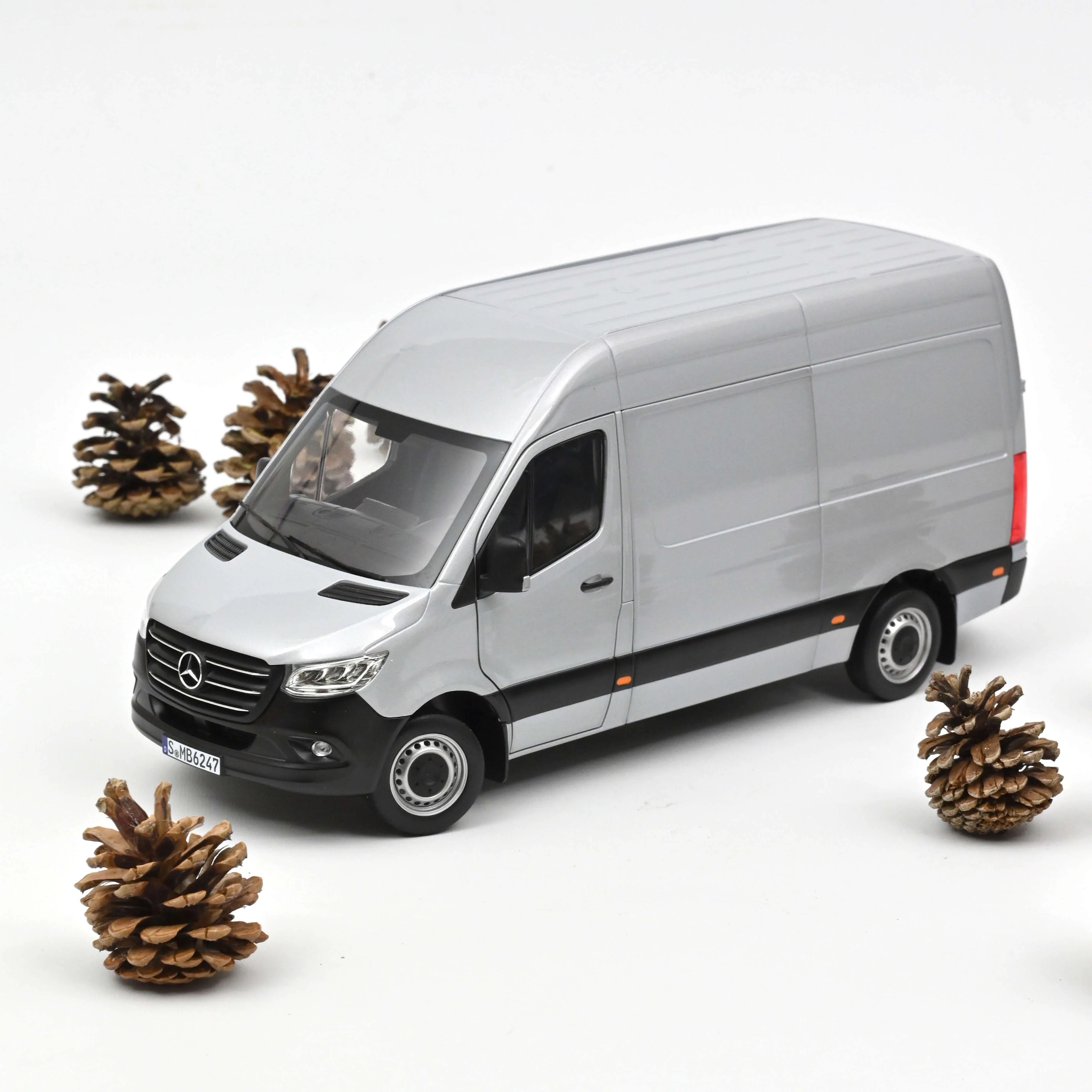 Mercedes-Benz Sprinter 2018 Silver 1:18