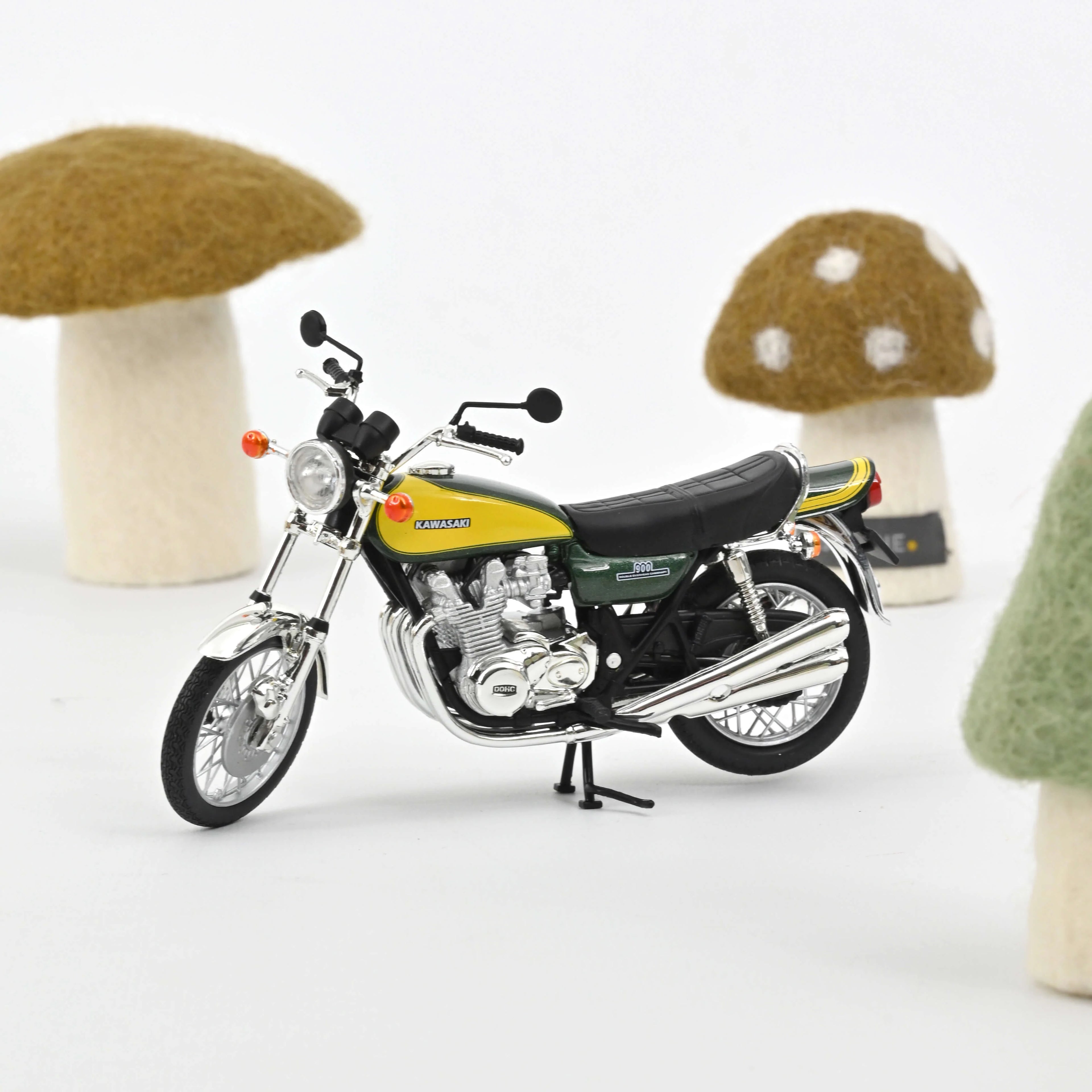 Kawasaki Z900 1973 - Vert Foncé /Jaune 1:18