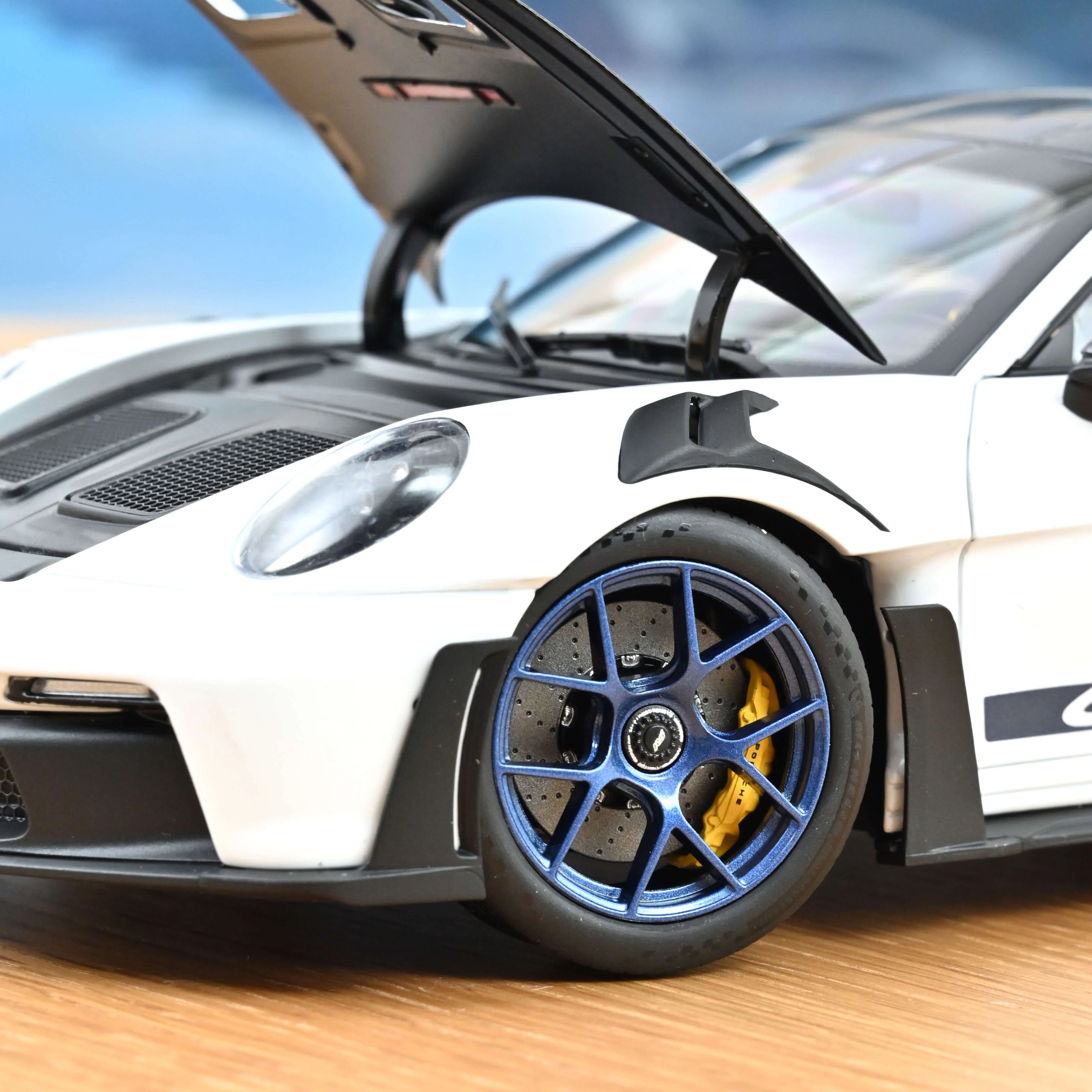 Porsche 911 GT3 RS w/Weissach Pack 2022 White/Indigoblue 1:18