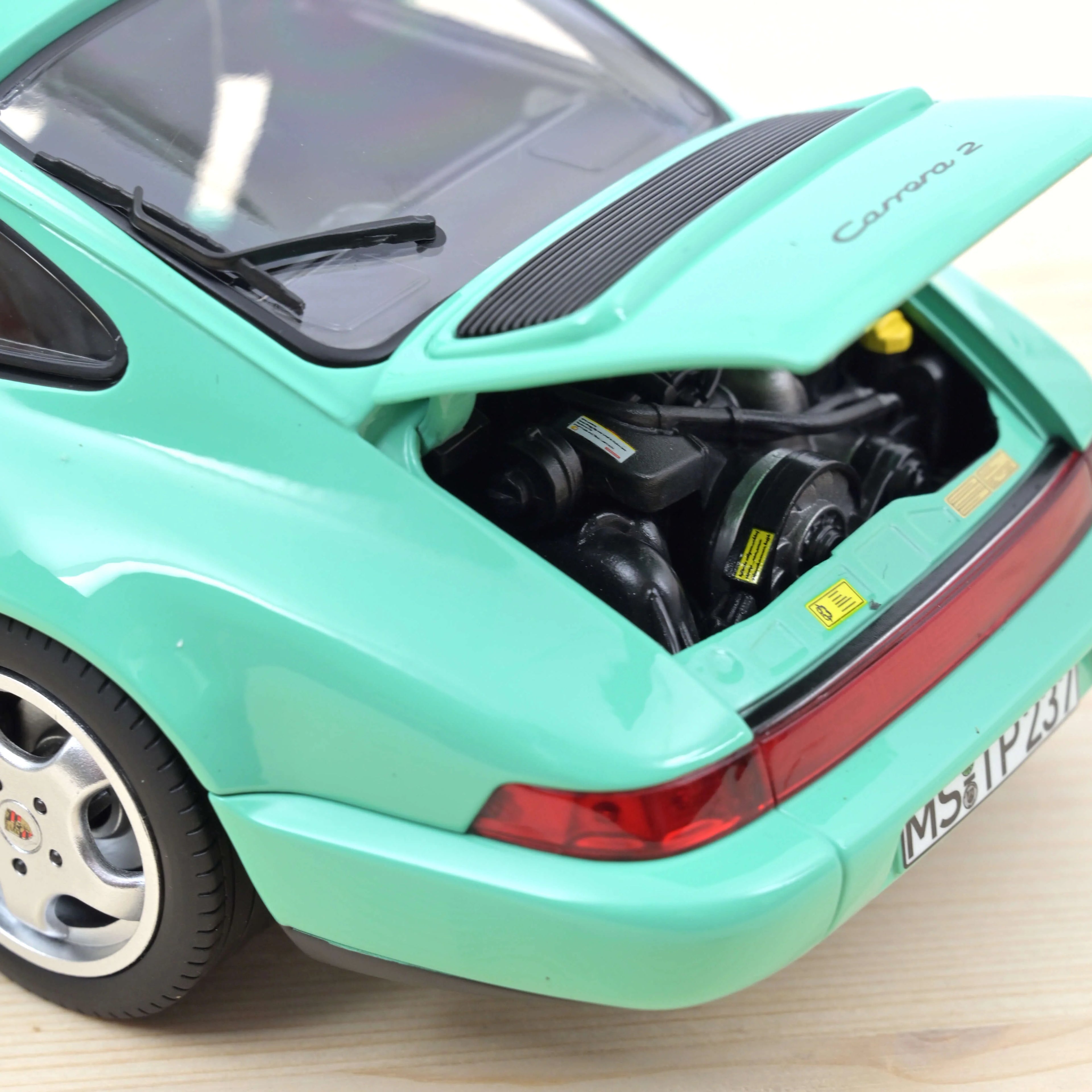 Porsche 911 Carrera 2 1992 Mintgrün 1:18