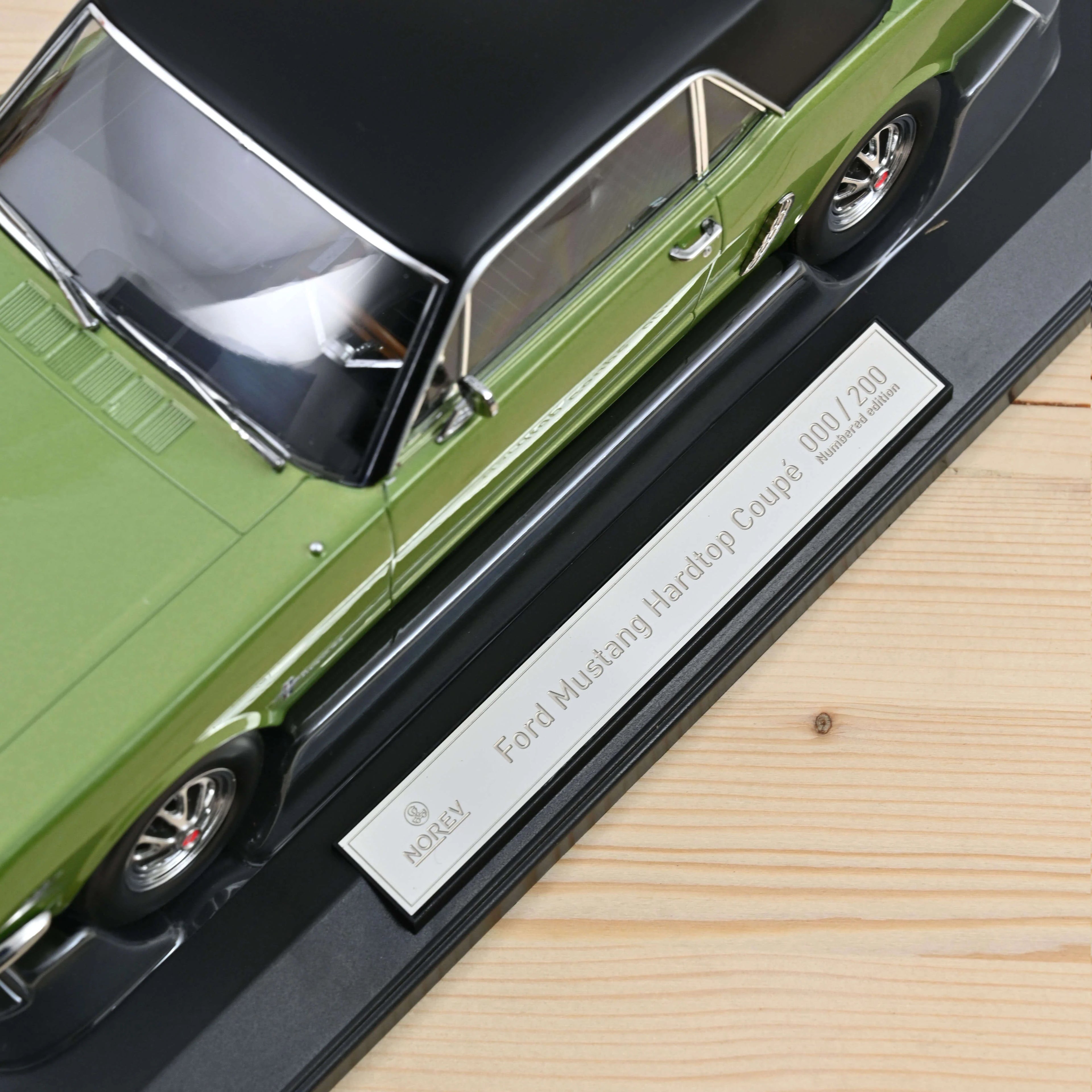 Ford Mustang Coupe 1965 Honey gold met 1:18 - 200pcs