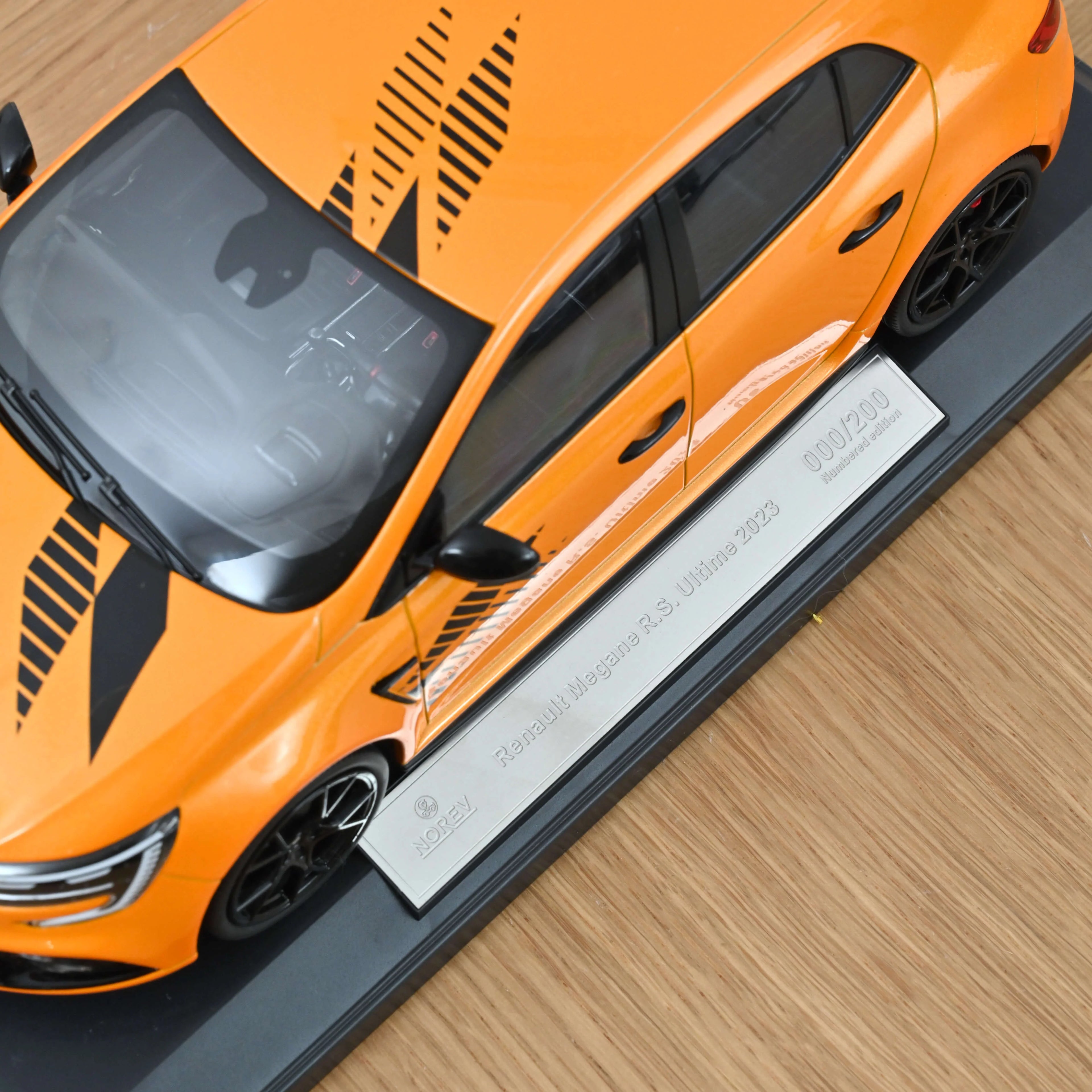 Renault Megane R.S. Ultime 2023 Tonic Orange 1:18 - 200 Stk.