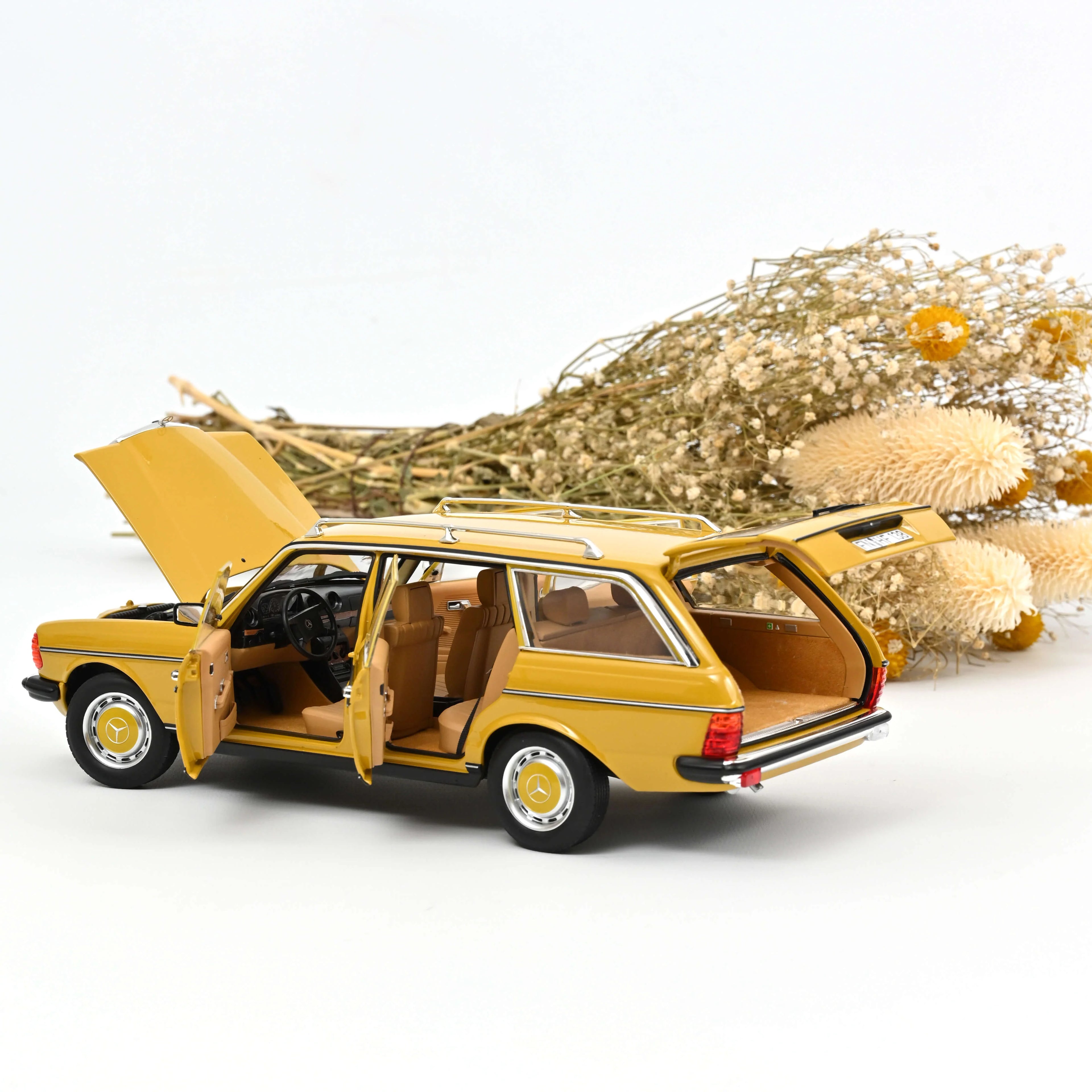 Mercedes-Benz 200 T 1982 Jaune 1:18