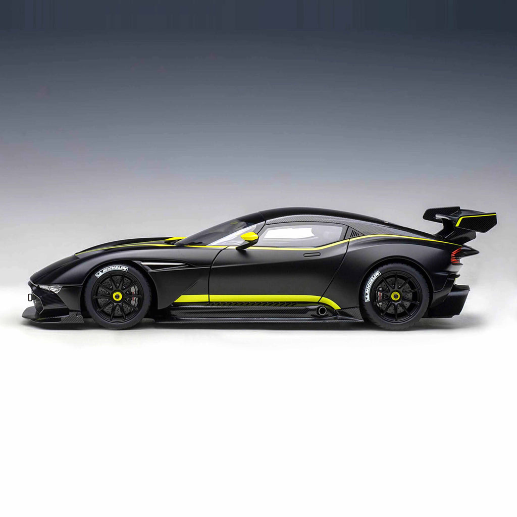 Aston Martin Vulcan Mat Black 1:18