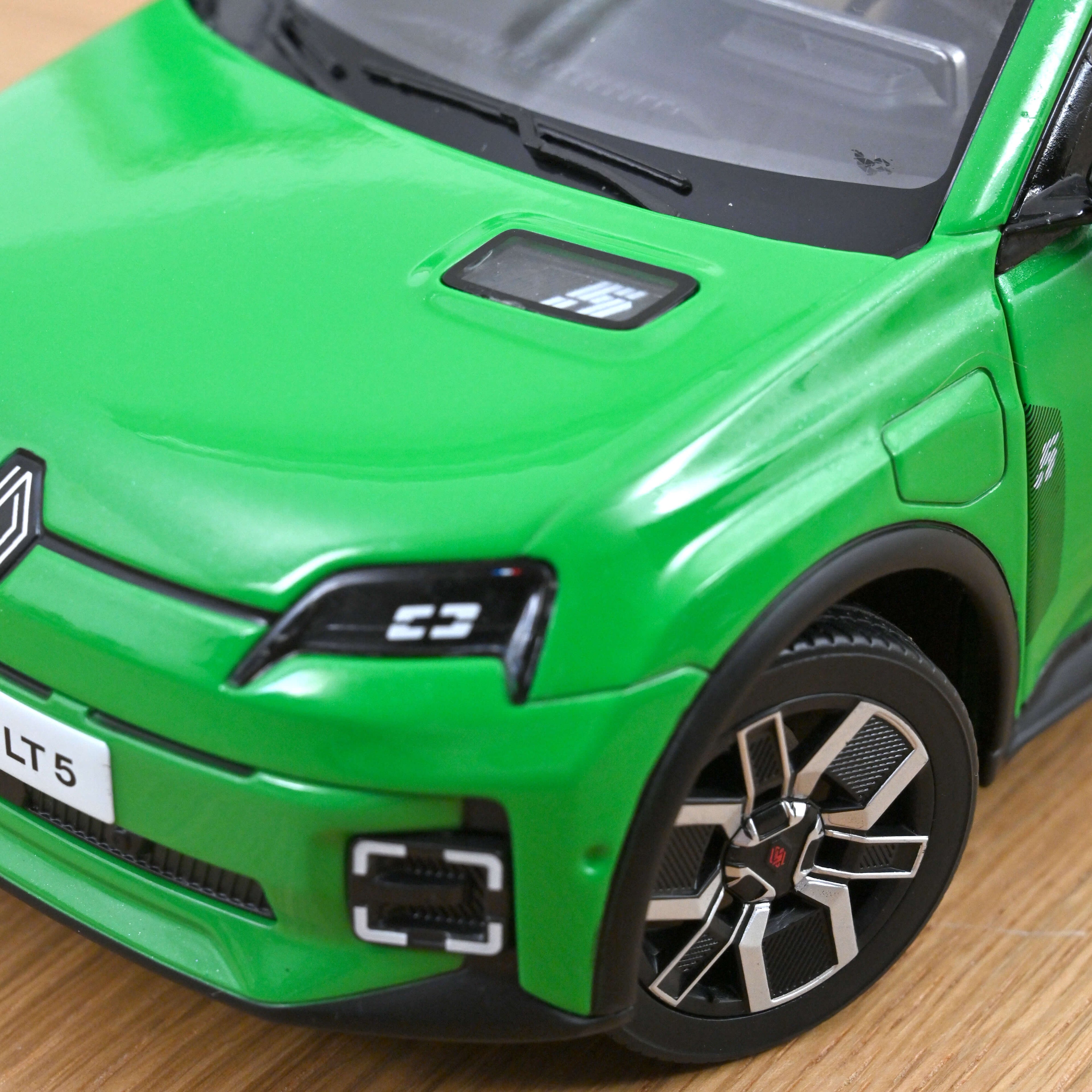 Renault 5 E-Tech Electric 2024 Pop Green 1:18 - 200pcs