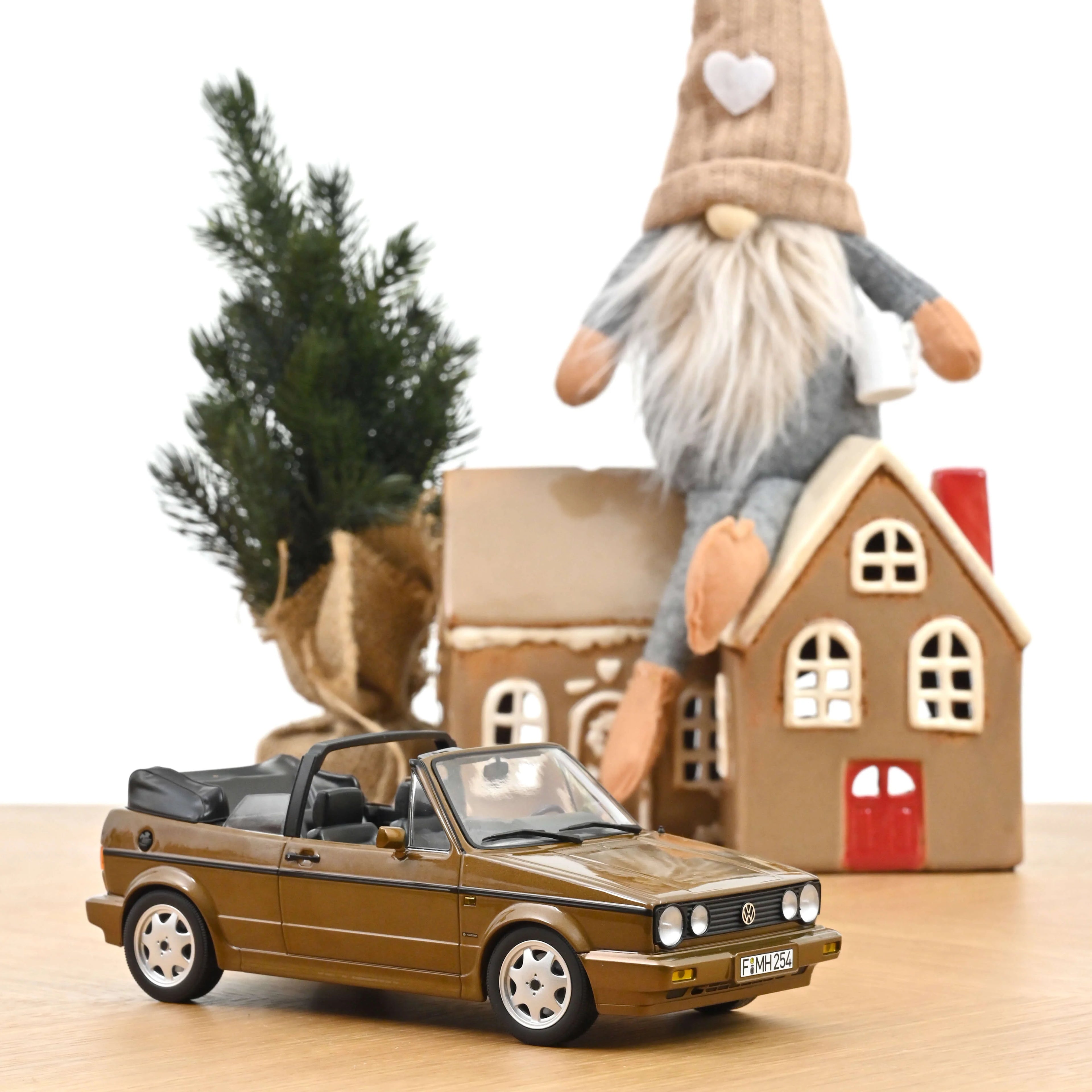 VW Golf Cabriolet 1992 Bronce metallic 1:18 - 200 pcs