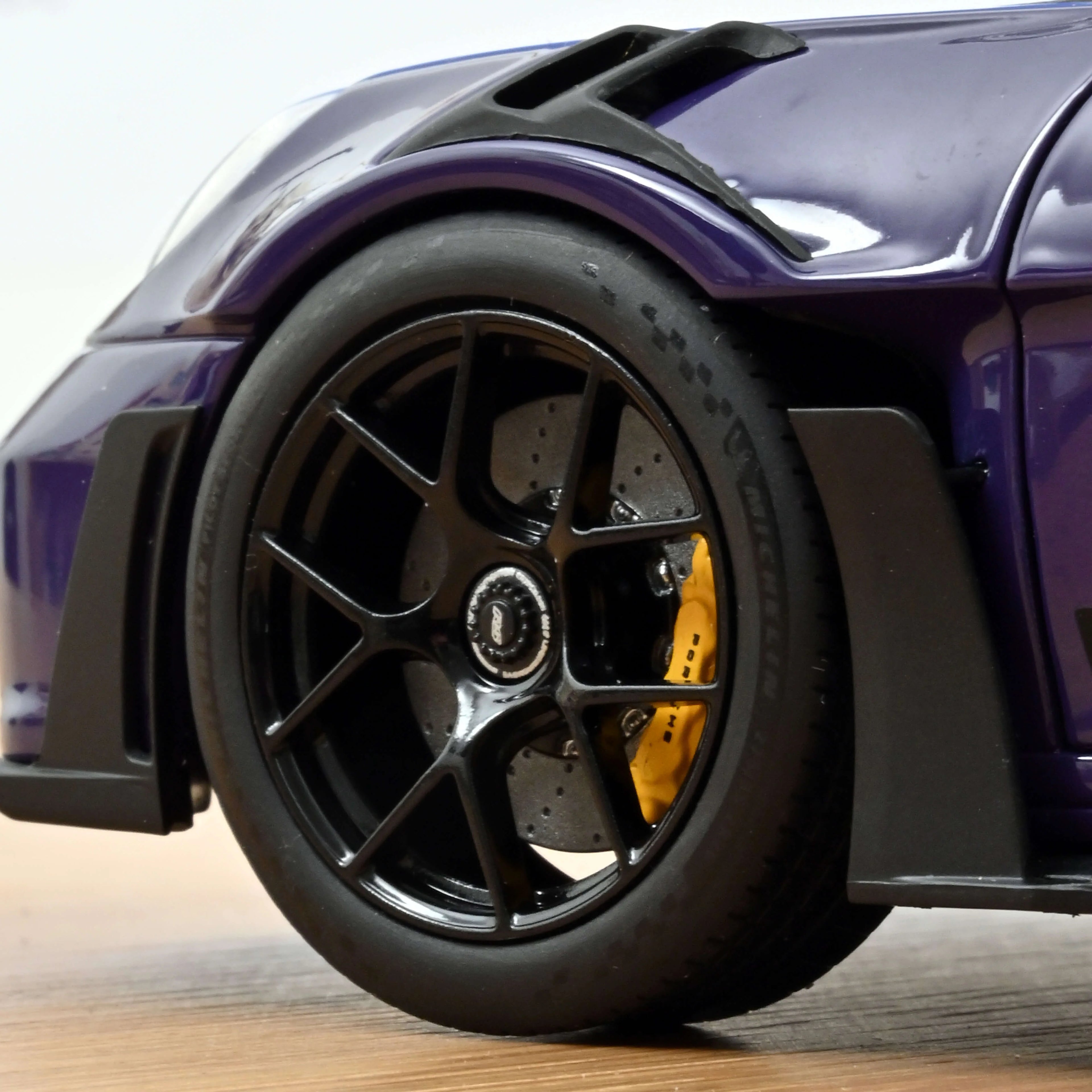 Porsche 911 GT3 RS Weissach pack 2022 Ultraviolet 1:18