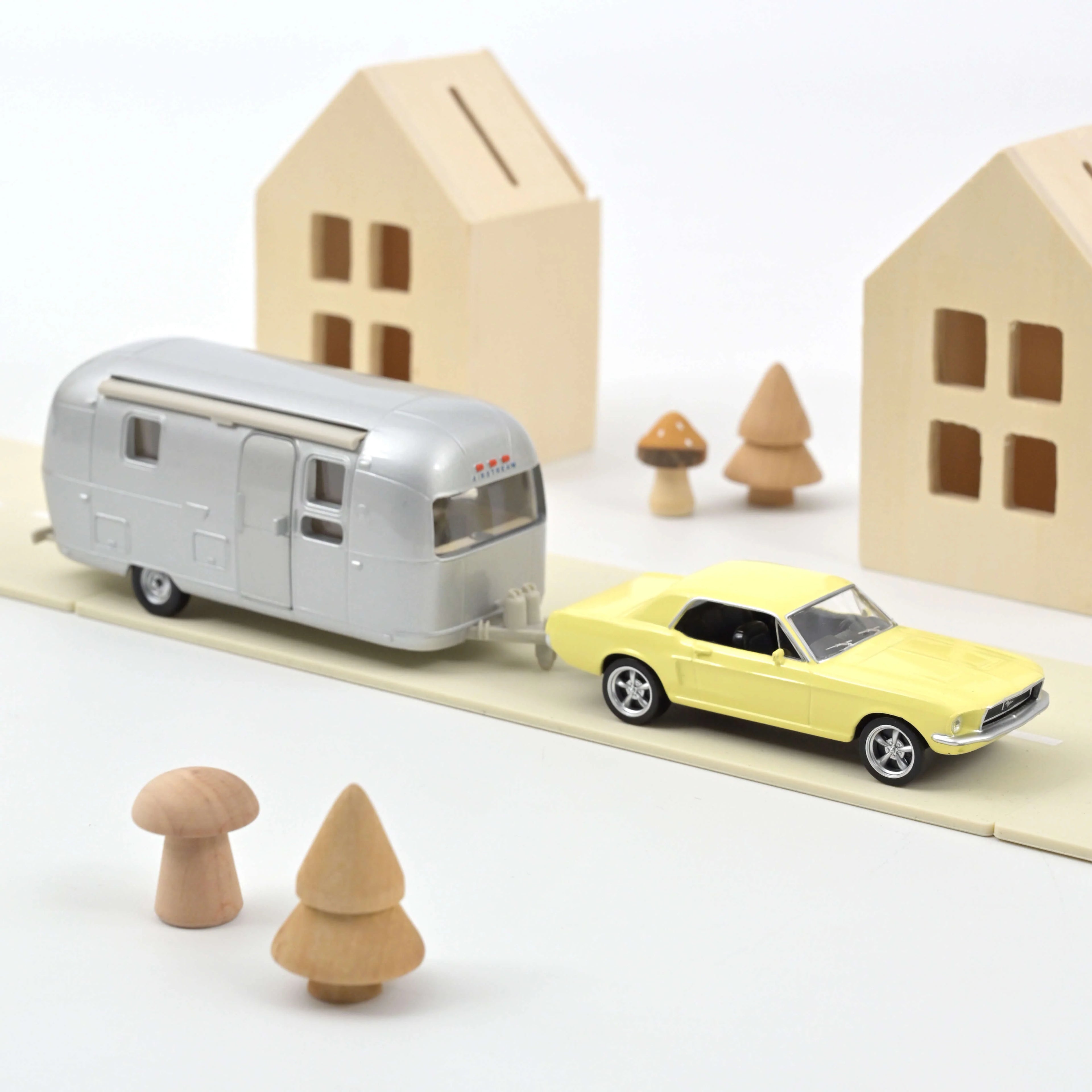 Ford Mustang 1968 Jaune et Caravane Airstream Jet-car 1:43