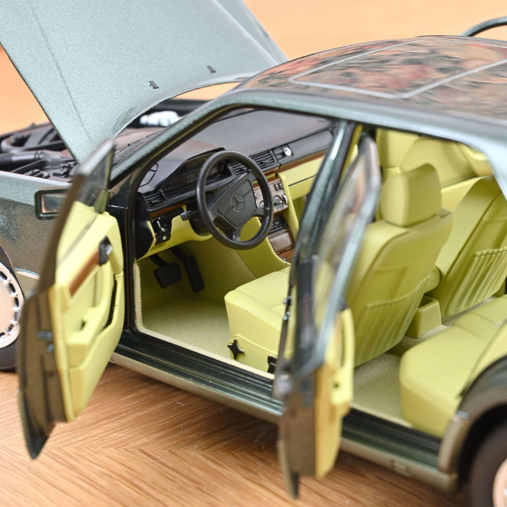 Mercedes-Benz 230 E 1990 Night Green metallic 1:18
