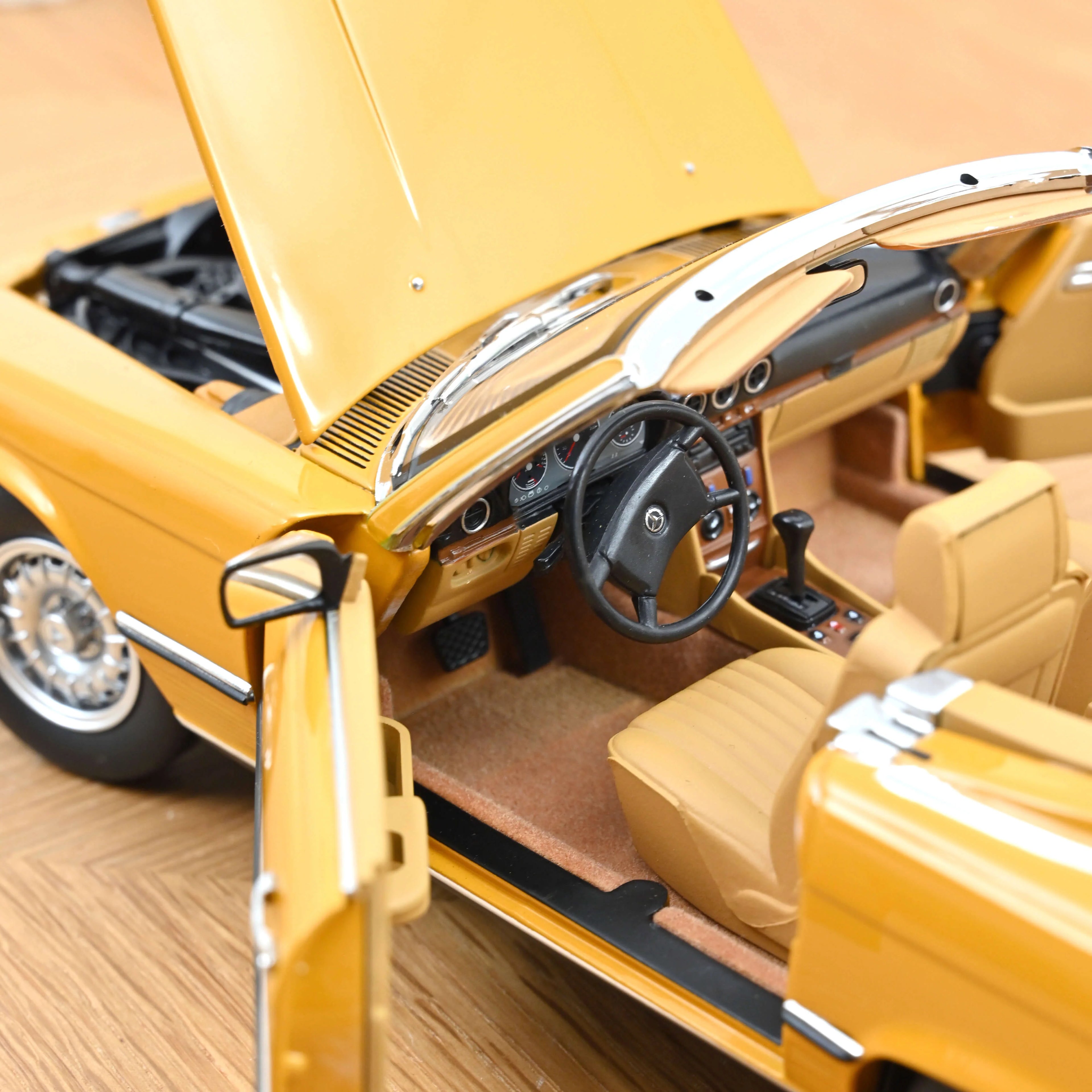 Mercedes-Benz 450 SL 1975 Cayenne Orange 1:18