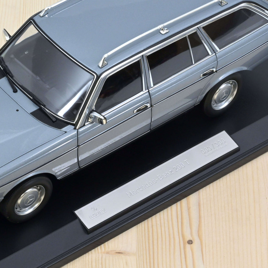 Mercedes-Benz 200 T 1982 Silverblue met 1:18 - 300pcs