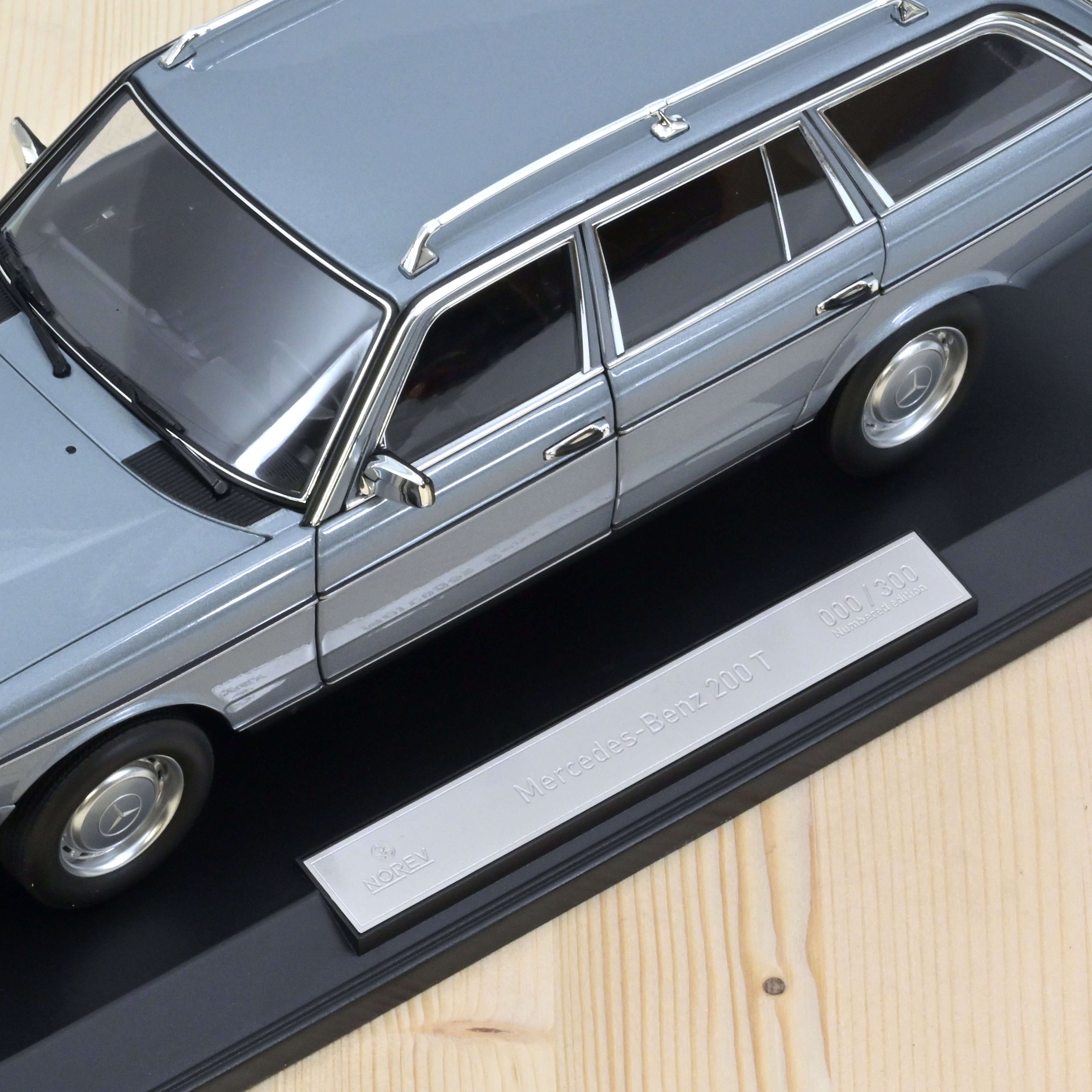 Mercedes-Benz 200 T 1982 Silverblue met 1:18 - 300pcs