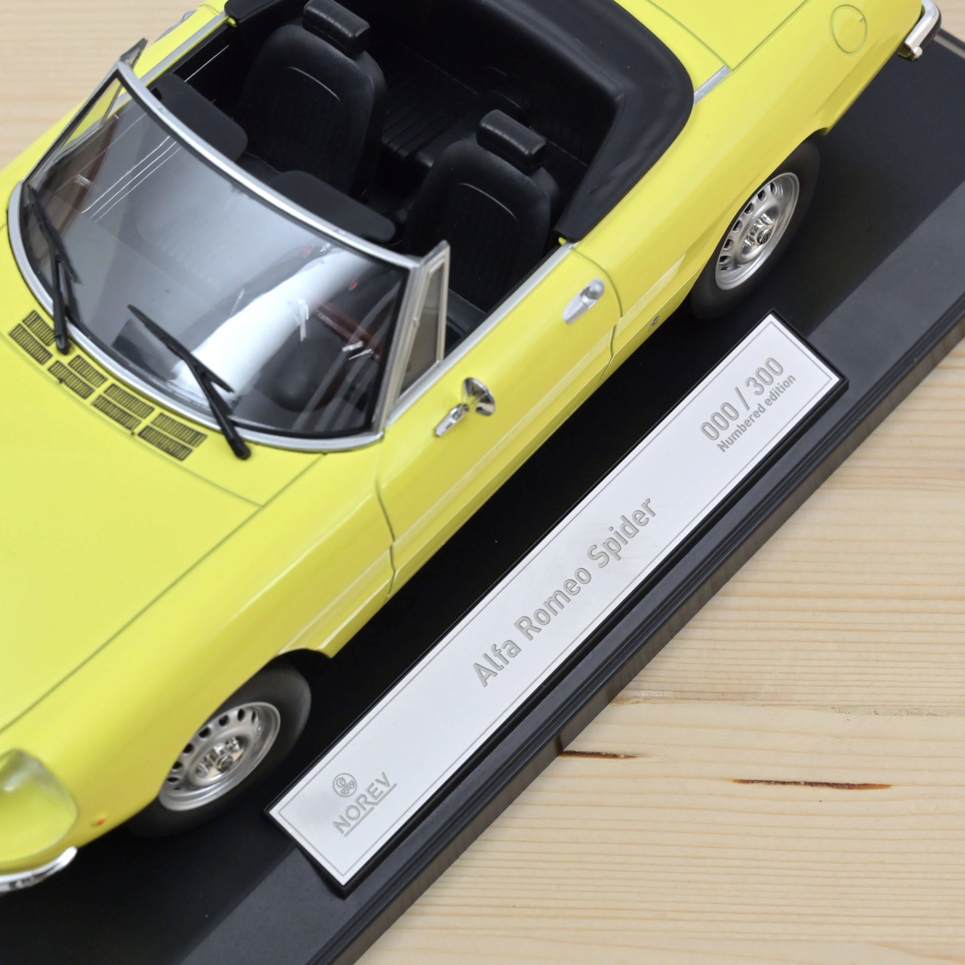 Alfa Romeo 2000 Spider 1978 Yellow 1:18 - 300pcs